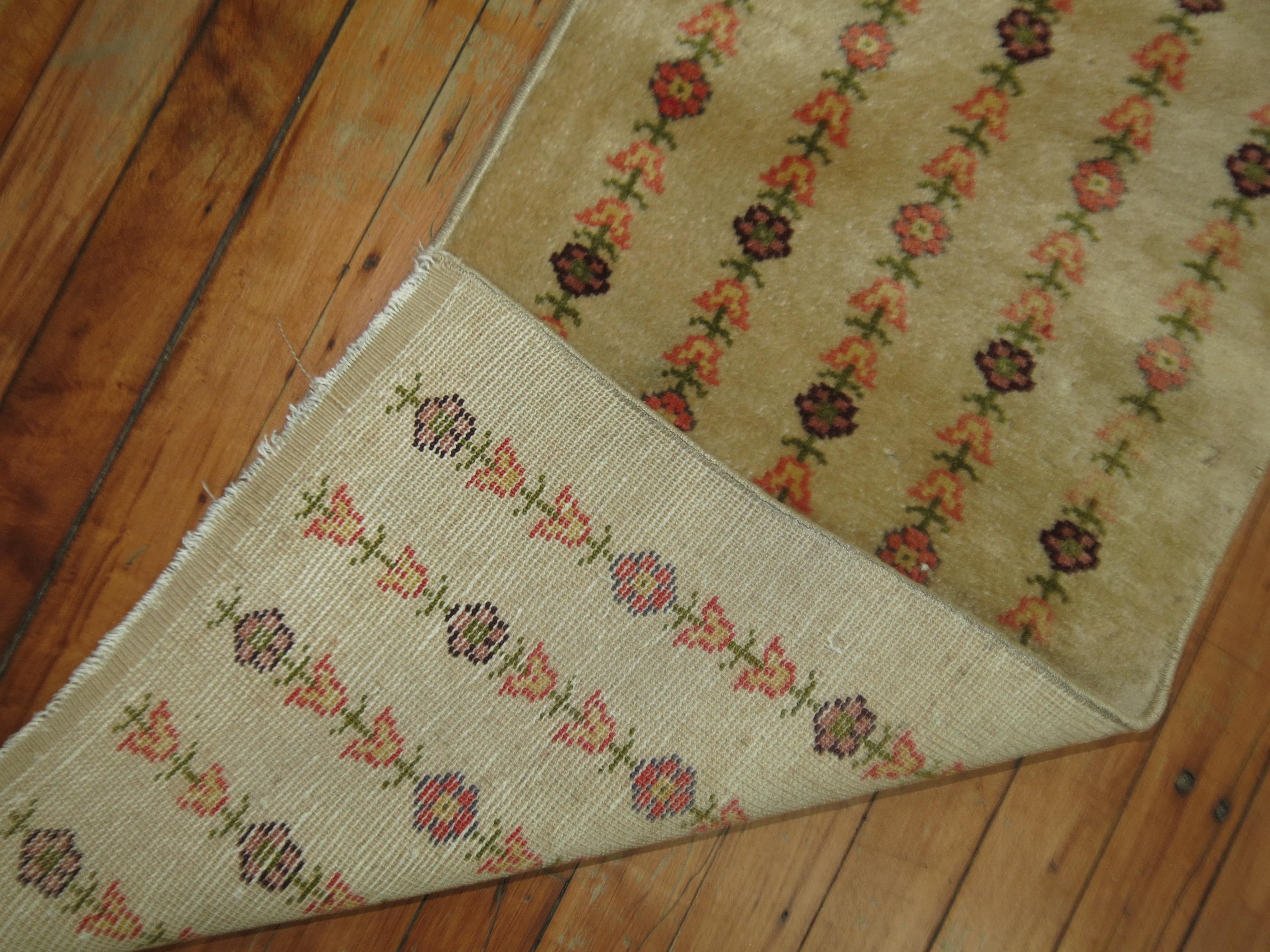 Unique en son genre, ce petit tapis décoratif turc vintage de type konya.