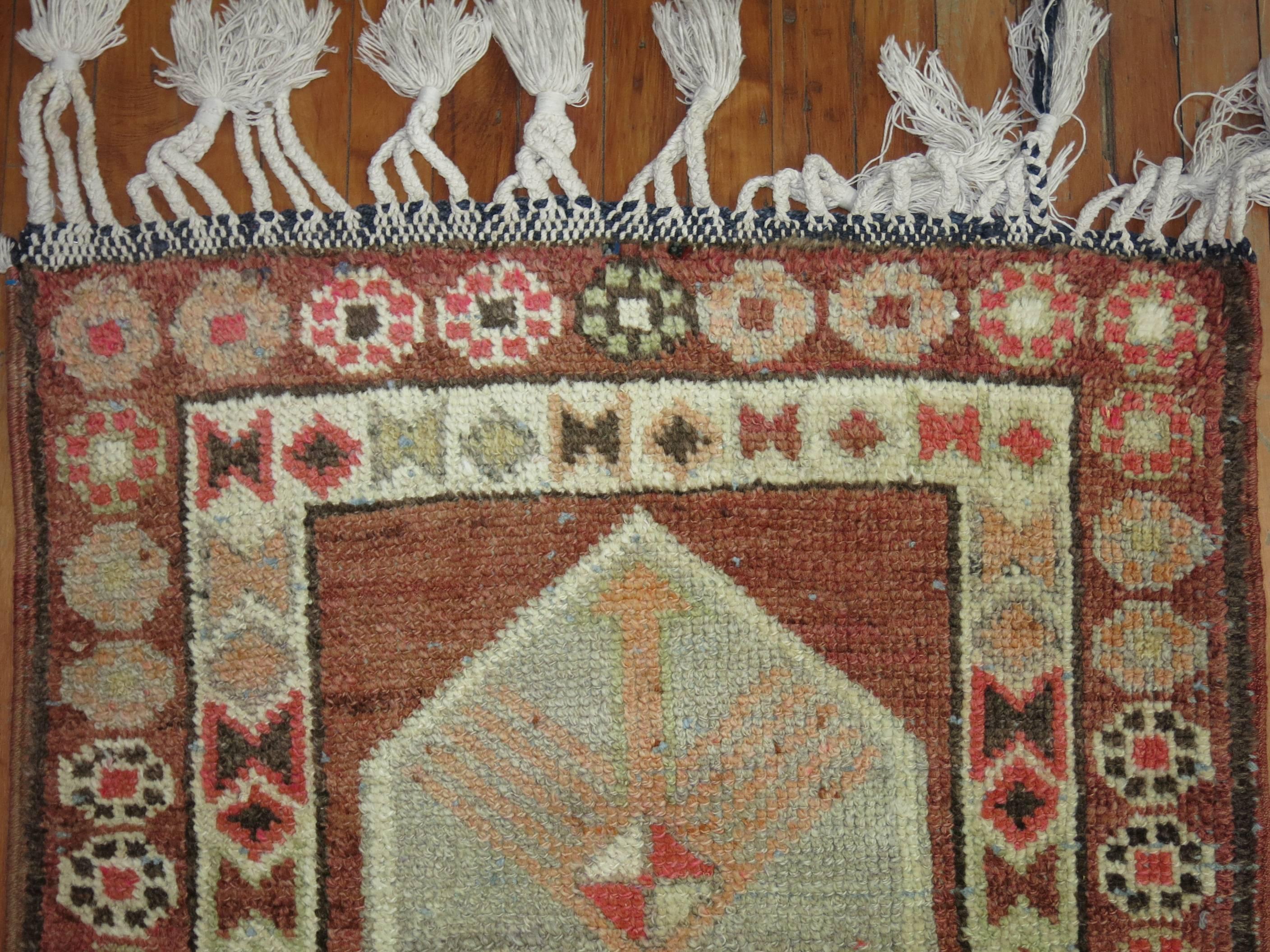Vollfloriger türkischer Läufer aus der Mitte des 20. Jahrhunderts.

2'8'' x 12'2''