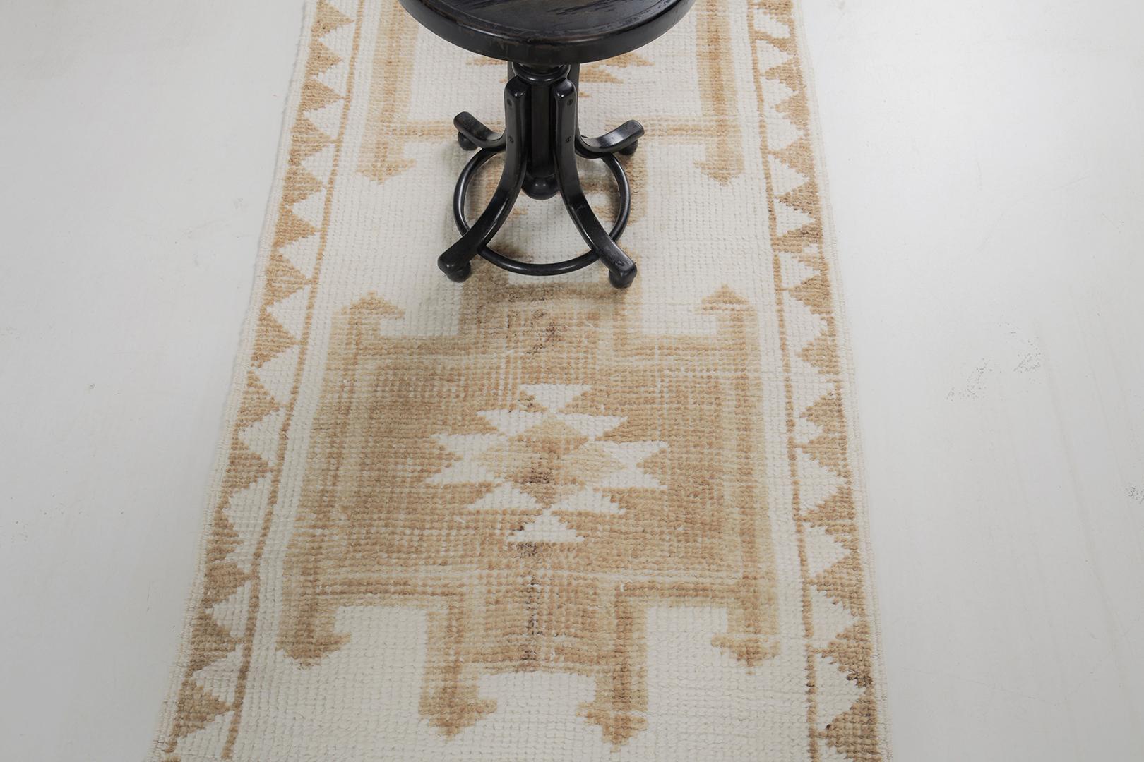 Tapis de course turc kurde vintage par Mehraban Rugs Bon état - En vente à WEST HOLLYWOOD, CA