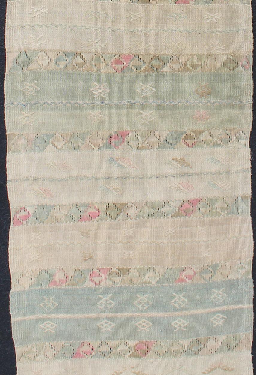 Vintage Turkish Kilim runner with a stripe and modern design in taupe, cream, light pink, and light green
Minimalist stripe design Kilim runner from Turkey, rug EN-176998, country of origin / type: Turkey / Kilim, circa 1950

This vintage