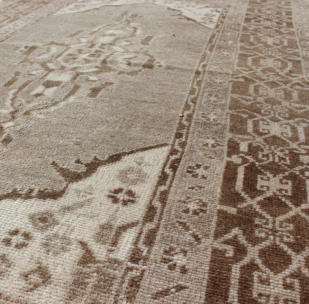 Türkischer Oushak-Teppich mit Medaillon-Muster in Grau und Braun im Zustand „Gut“ im Angebot in Atlanta, GA