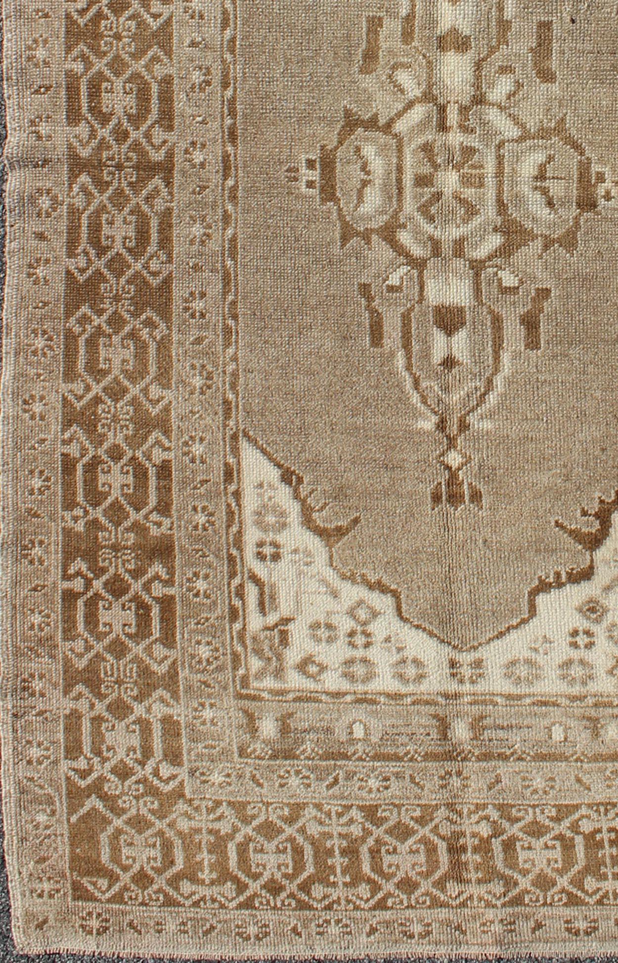 Türkischer Oushak-Teppich mit Medaillon-Muster in Grau und Braun (20. Jahrhundert) im Angebot