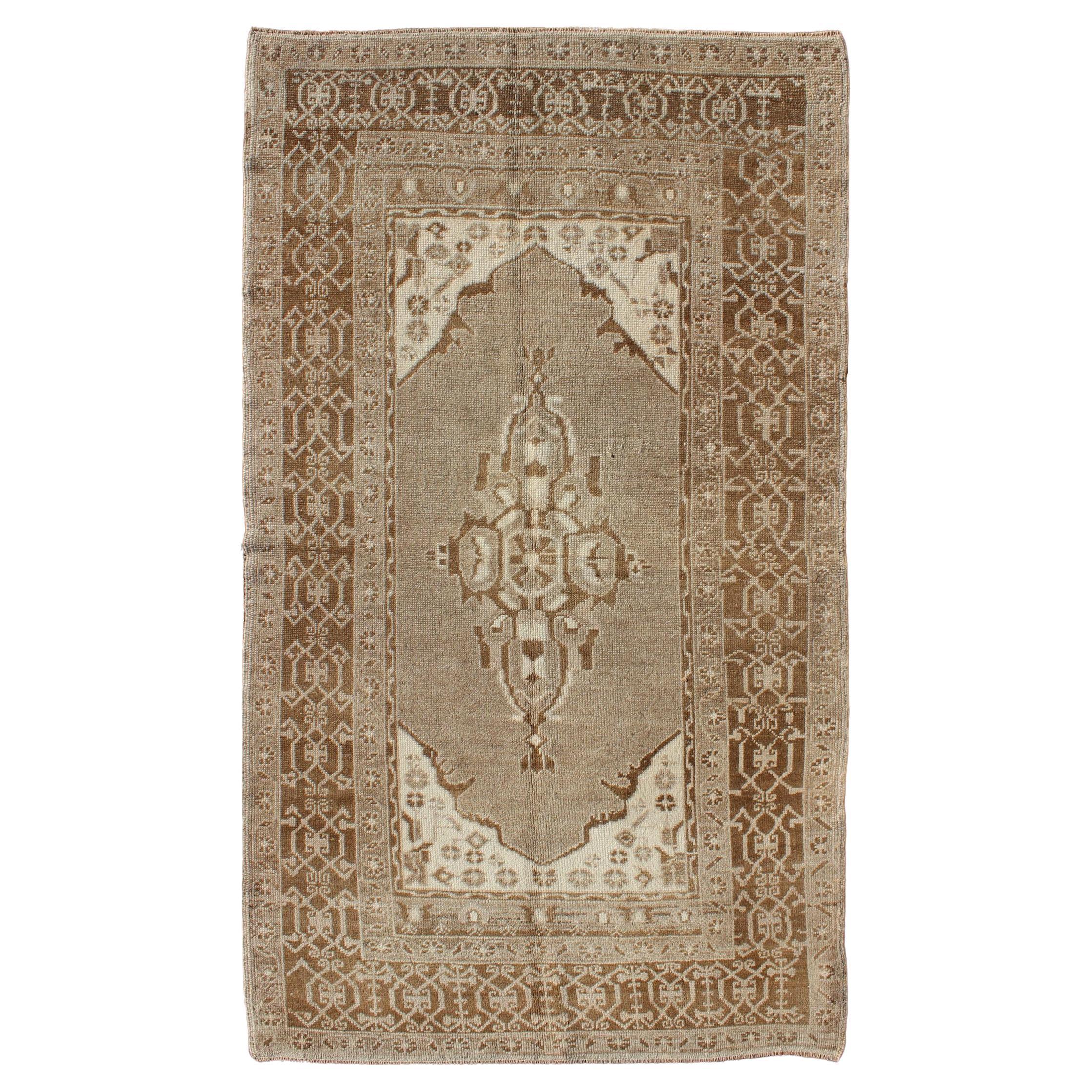 Tapis d'Oushak turc vintage à médaillons en gris et marron en vente