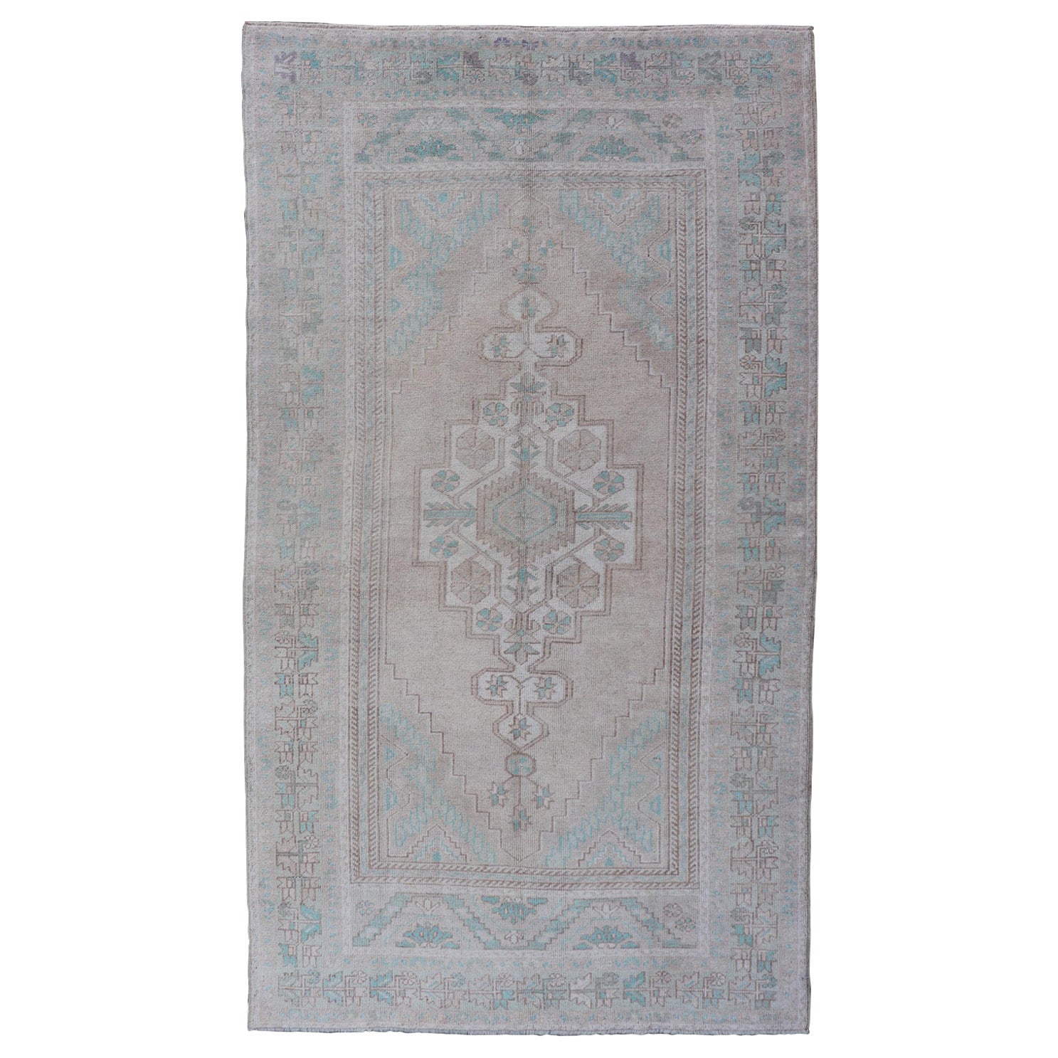 Tapis d'Oushak turc vintage à médaillon en brun clair, taupe, rose et vert en vente