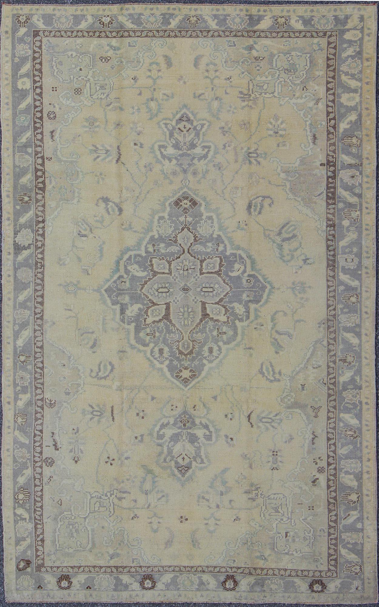 Medallón turco vintage Oushak en amarillo apagado, azul, verde, melocotón y lila en venta 1