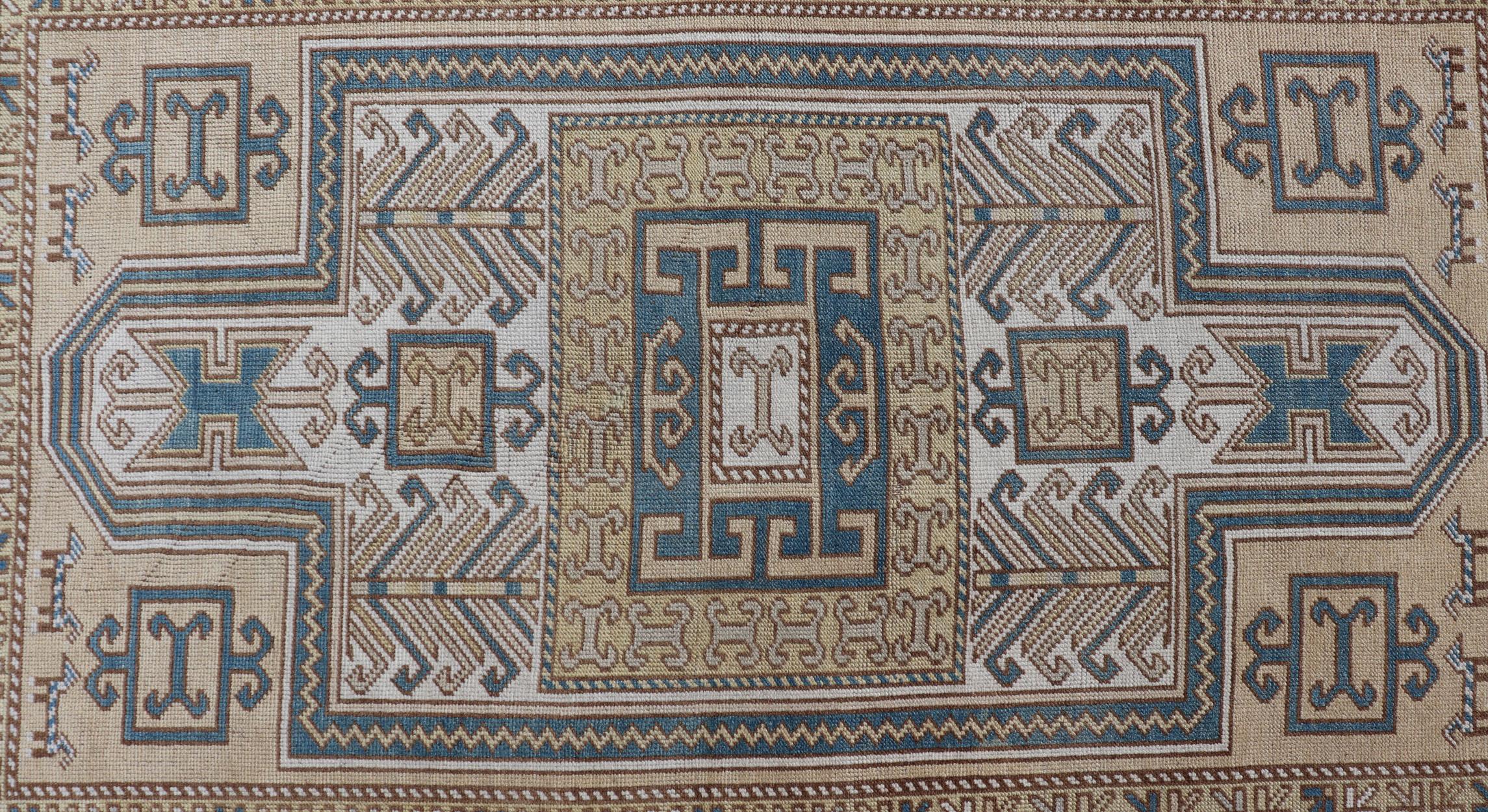 Misure: 3'5 x 5'6 
Tappeto Vintage Oushak a medaglioni turchi in blu, moka e taupe. Paese di origine: Turchia; Tipo: Oushak; Design: Medaglione, Medaglione tribale, Medaglione floreale; Keivan Woven Arts: tappeto TU-MTU-4671. 
Unico nella sua