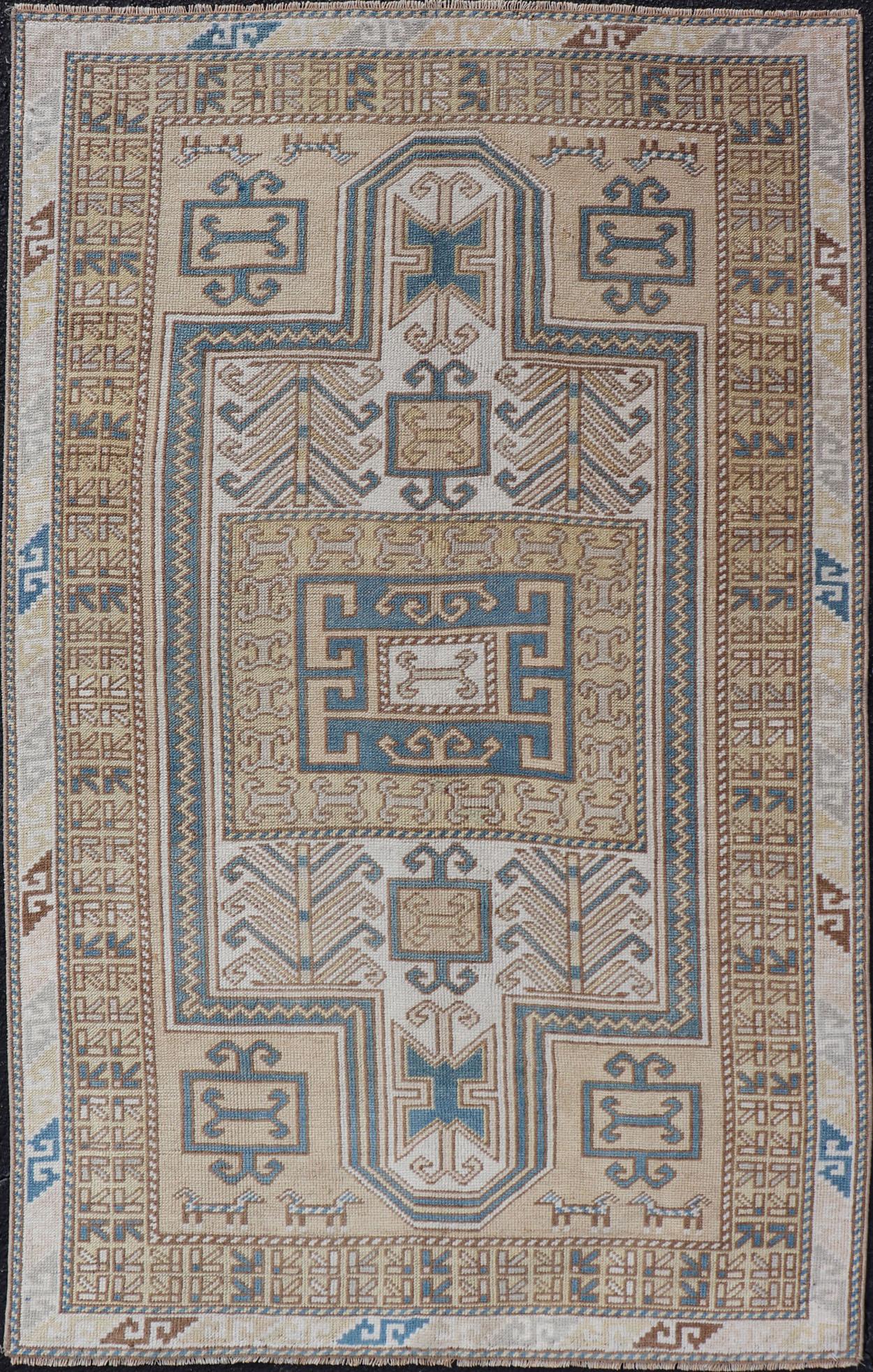Türkischer Oushak-Teppich mit Medaillon in Blau, Mocha und Taupe im Vintage-Stil