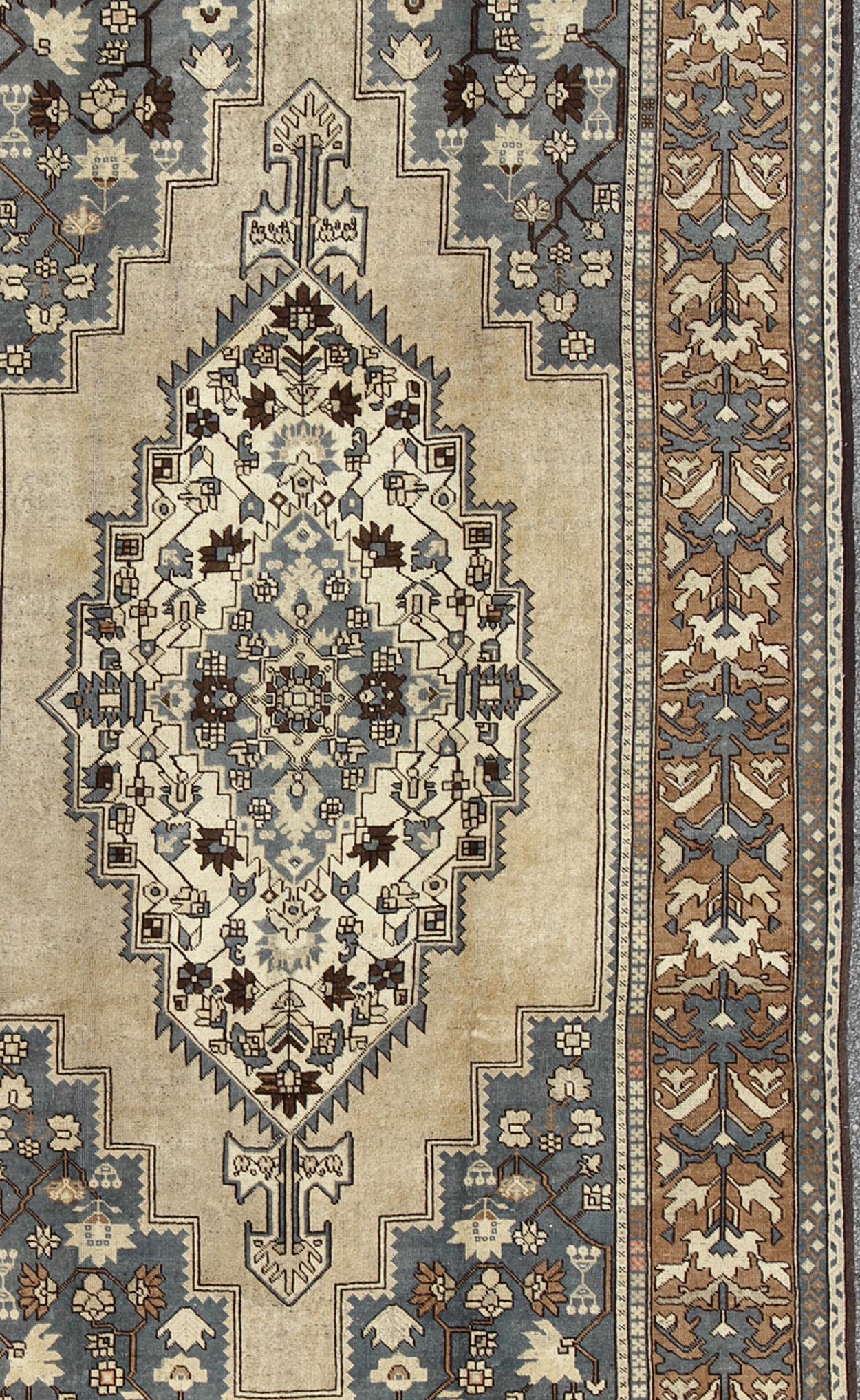 Alfombra turca vintage de medallones Oushak en azul rústico, moca y topo Anudado a mano en venta