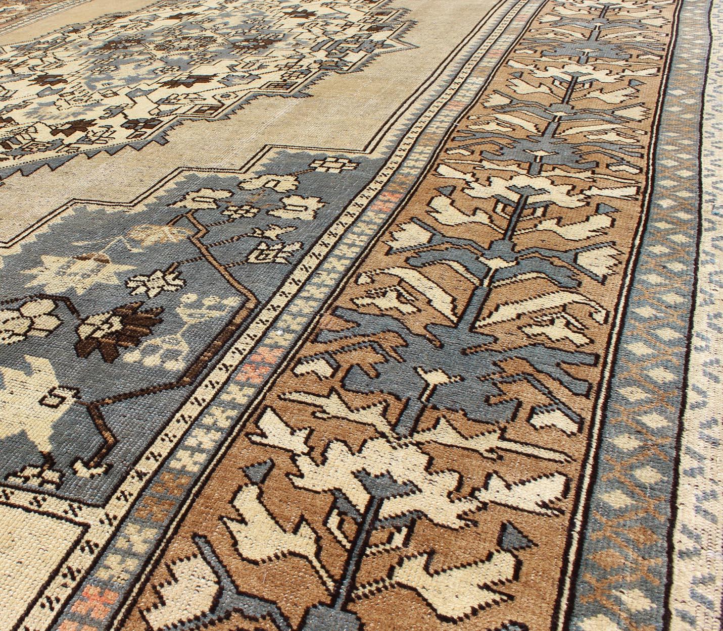 Alfombra turca vintage de medallones Oushak en azul rústico, moca y topo en Bueno estado para la venta en Atlanta, GA