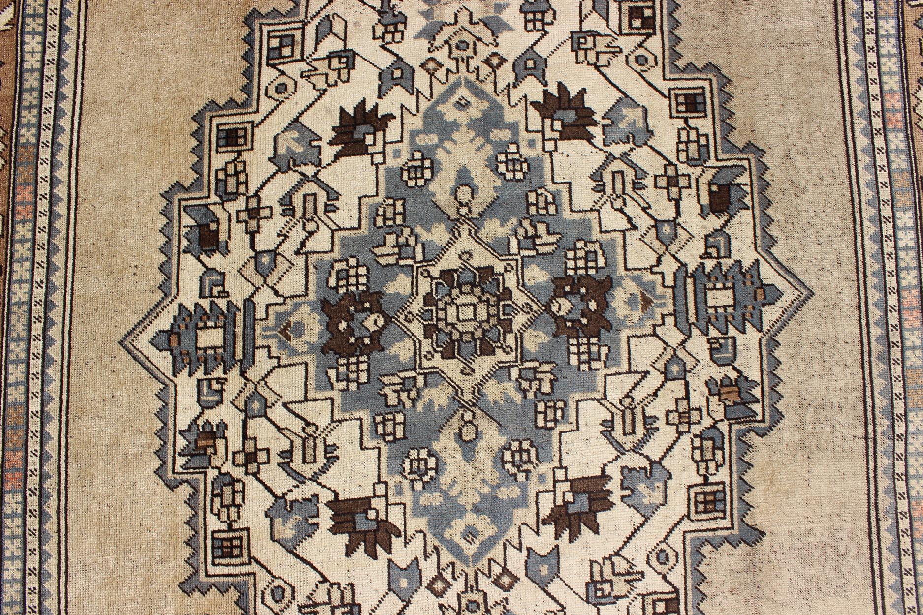 Alfombra turca vintage de medallones Oushak en azul rústico, moca y topo siglo XX en venta