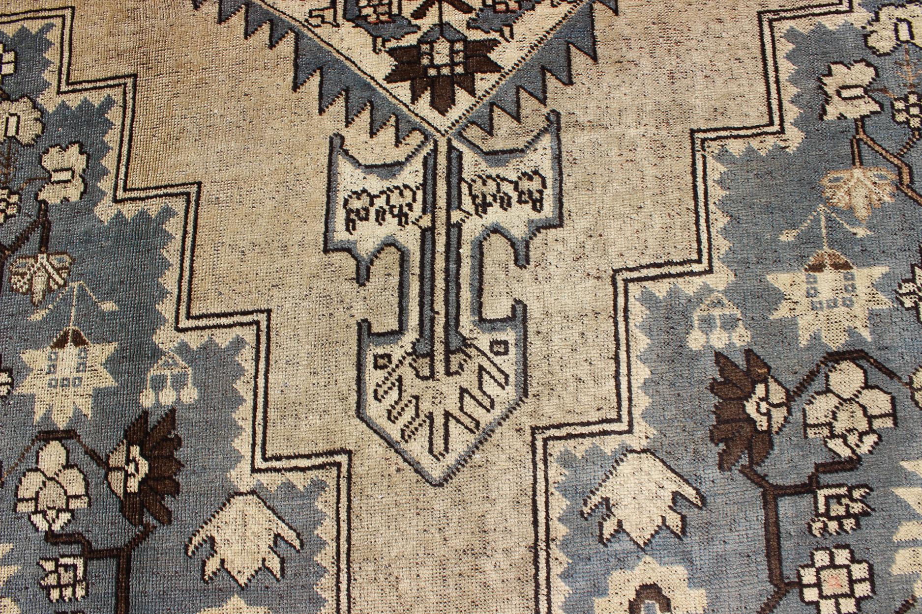 Alfombra turca vintage de medallones Oushak en azul rústico, moca y topo Lana en venta