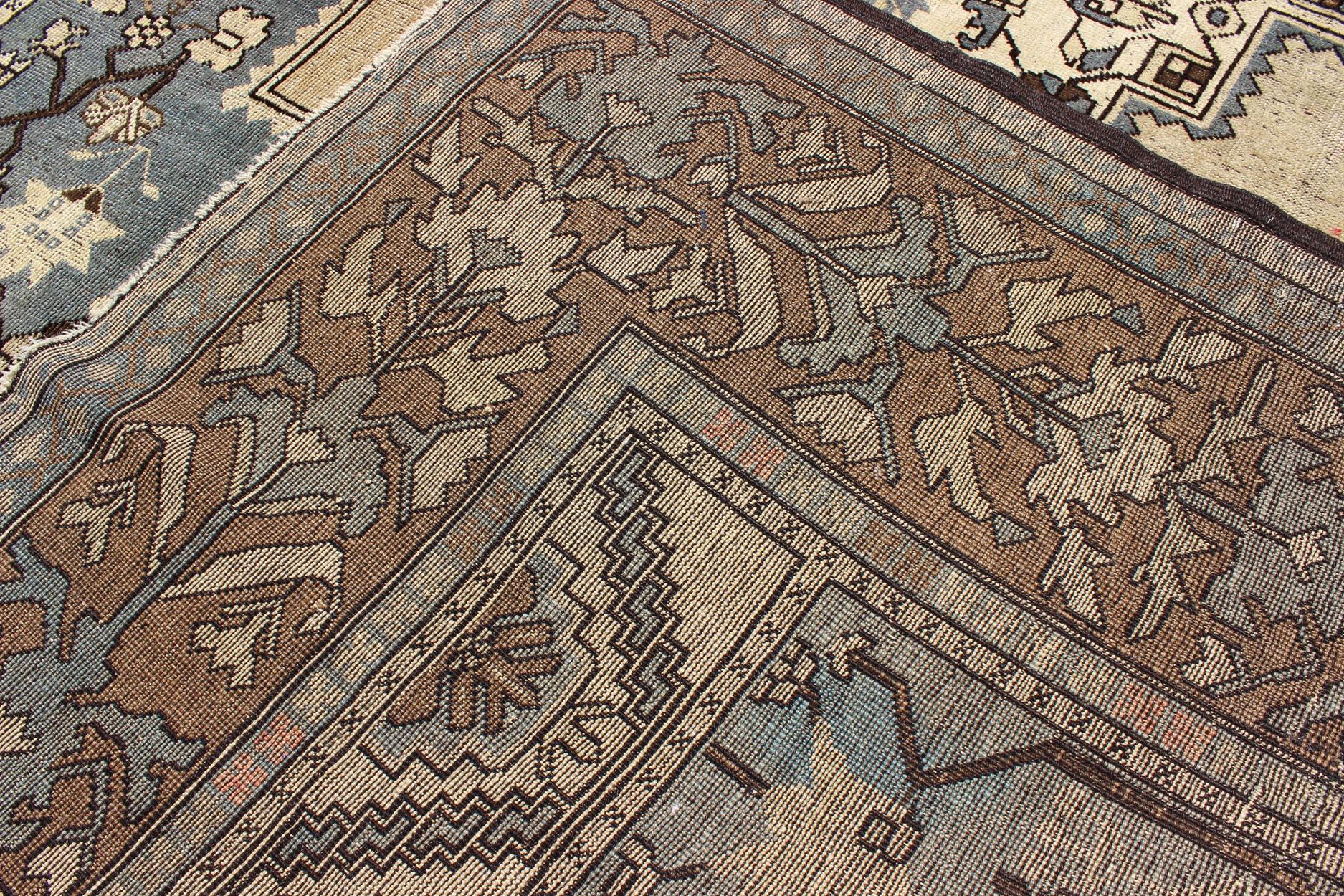Alfombra turca vintage de medallones Oushak en azul rústico, moca y topo en venta 1