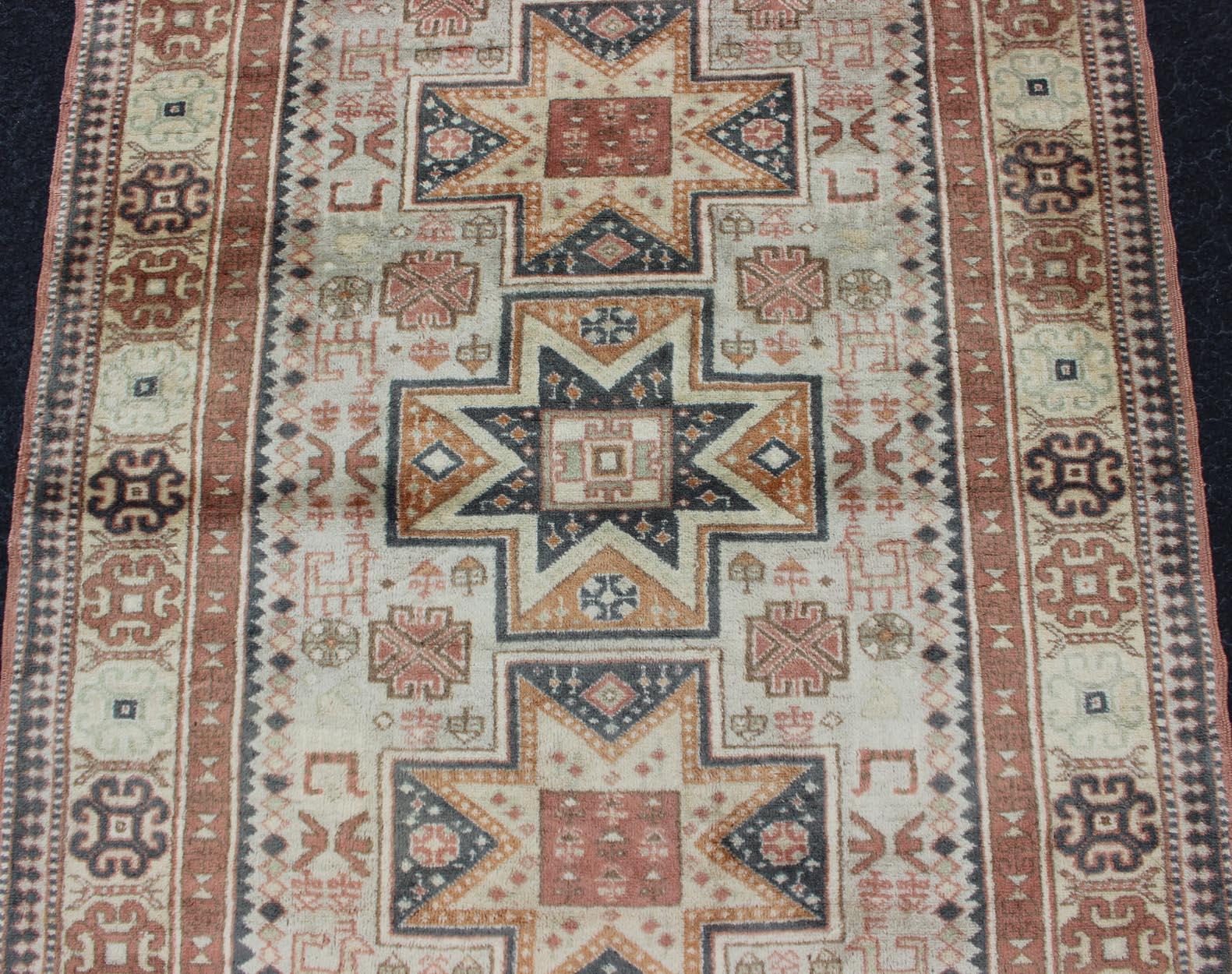 Handgeknüpfter türkischer Teppich mit Stammesmedaillons und Design, Vintage im Angebot 3
