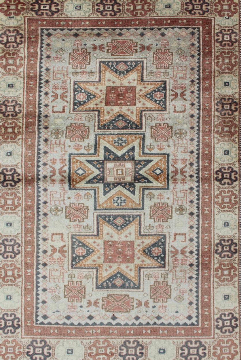 Handgeknüpfter türkischer Teppich mit Stammesmedaillons und Design, Vintage (Oushak) im Angebot