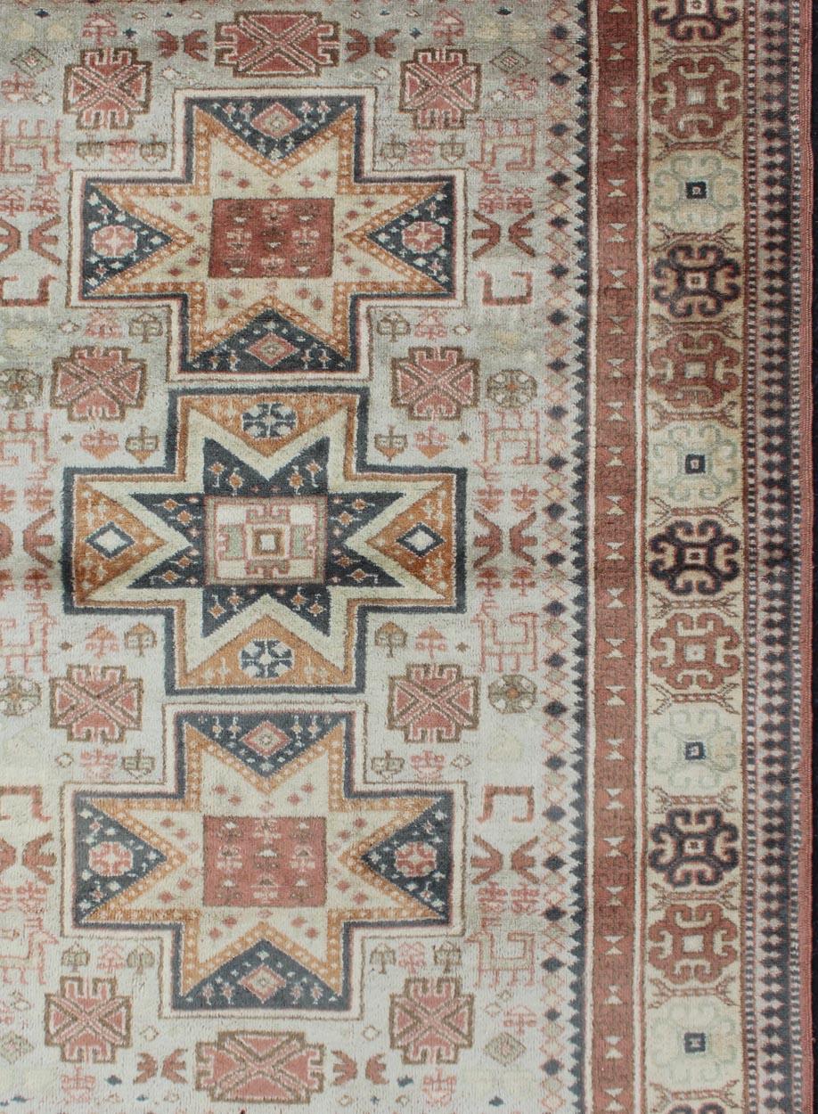 Handgeknüpfter türkischer Teppich mit Stammesmedaillons und Design, Vintage (Türkisch) im Angebot