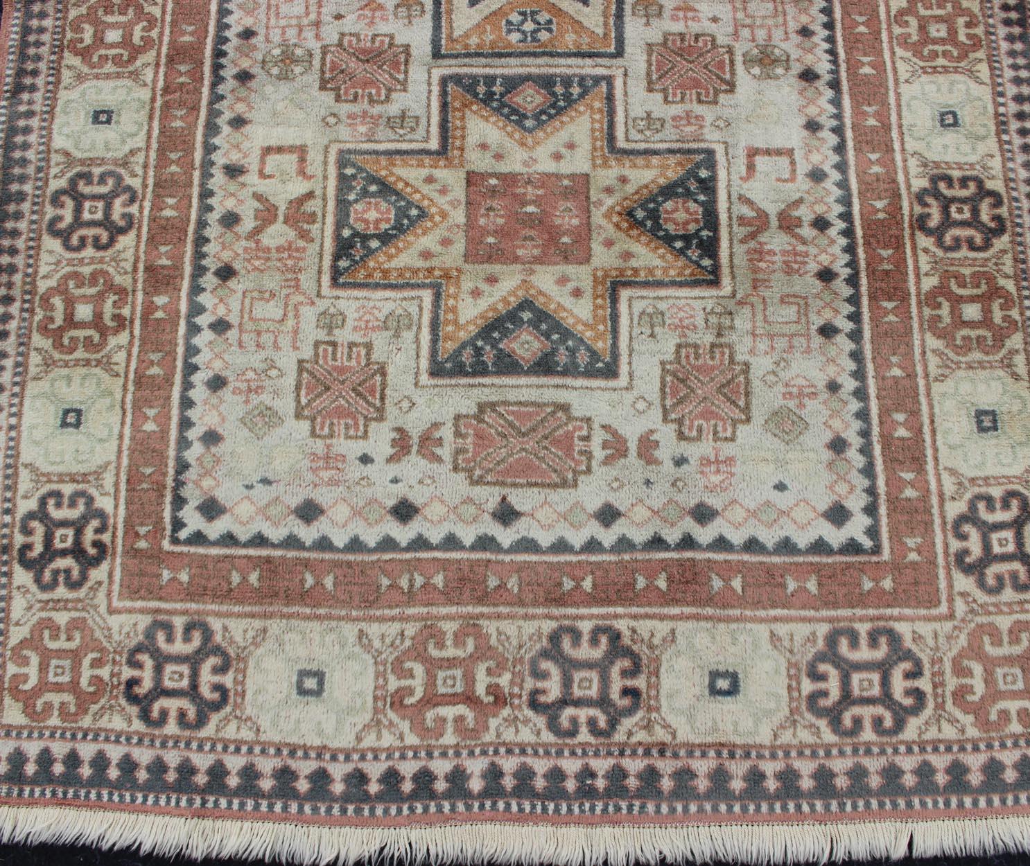 Handgeknüpfter türkischer Teppich mit Stammesmedaillons und Design, Vintage (20. Jahrhundert) im Angebot