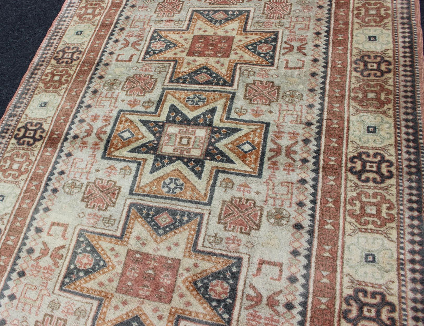 Handgeknüpfter türkischer Teppich mit Stammesmedaillons und Design, Vintage (Wolle) im Angebot