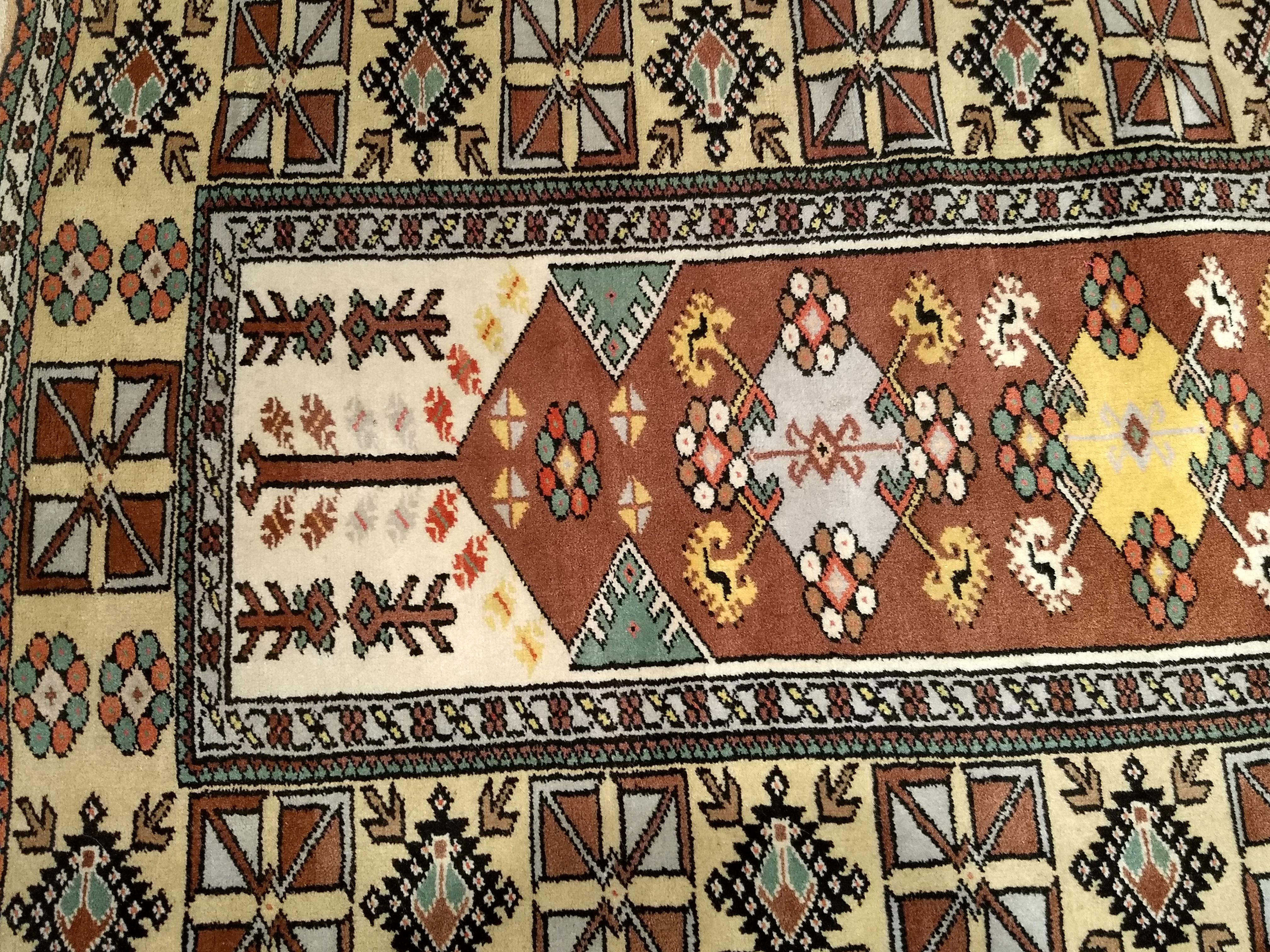 Alfombra turca vintage Melas Prayer en marrón chocolate, amarillo mantequilla y marfil en venta 4