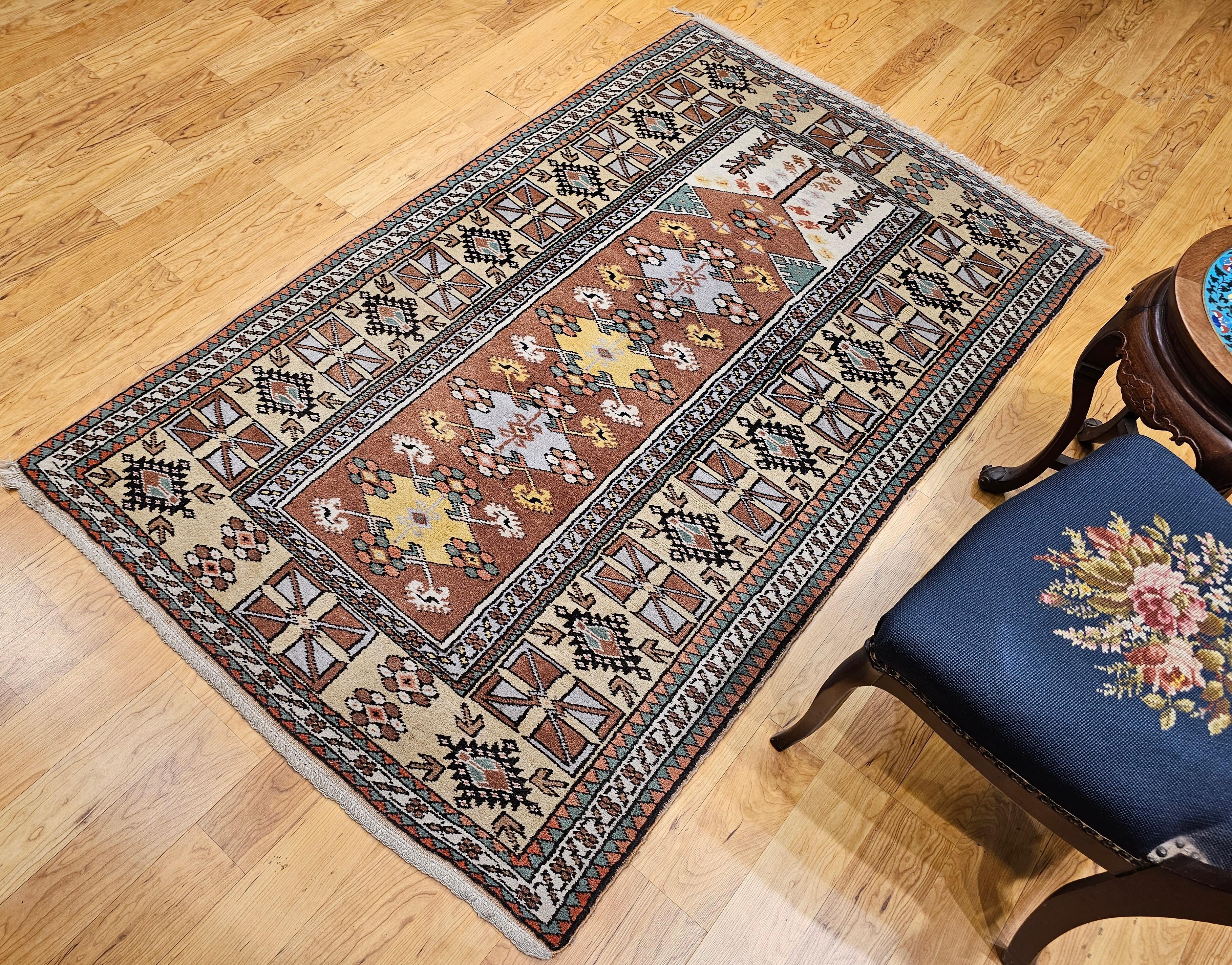 Alfombra turca vintage Melas Prayer en marrón chocolate, amarillo mantequilla y marfil en venta 10