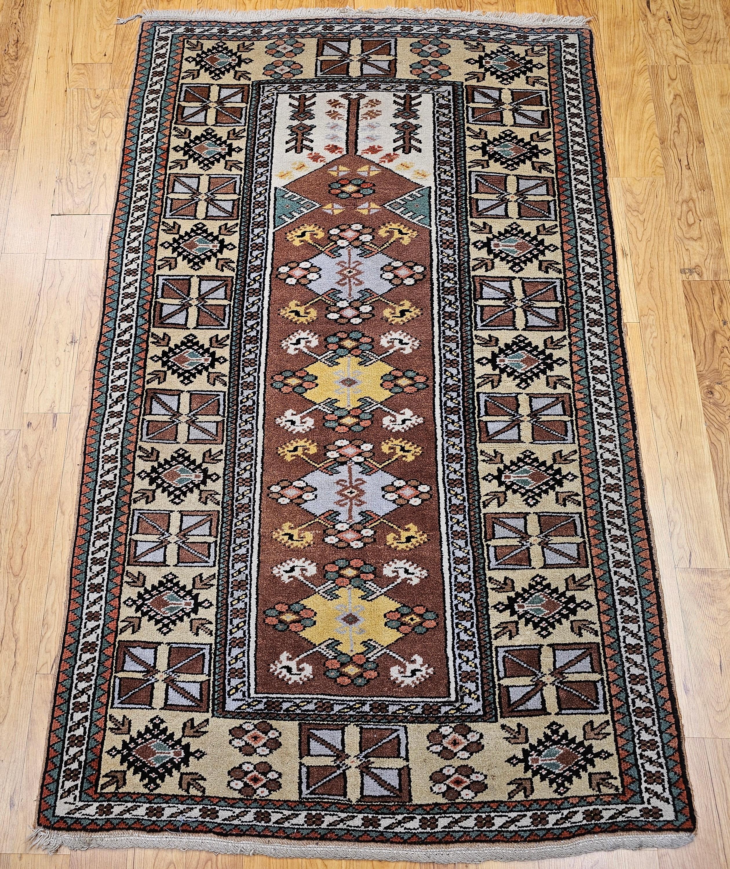 Esta alfombra de rezo turca de principios del siglo XX se tejió a mano en la famosa región de Melas, en Anatolia, famosa por su tradición en alfombras de rezo. La alfombra presenta un clásico motivo de mihrab (nicho de oración), representado en una