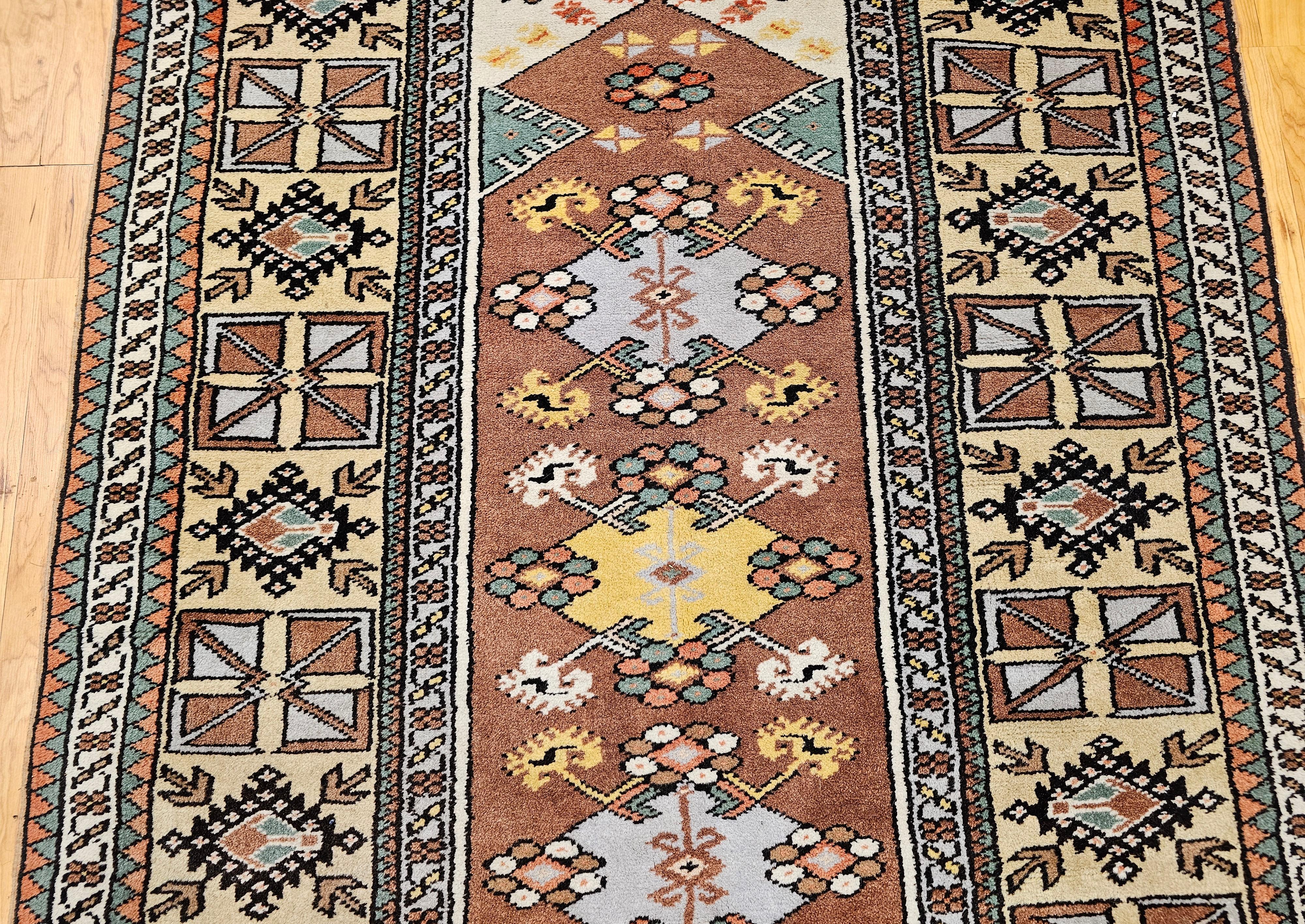 Alfombra turca vintage Melas Prayer en marrón chocolate, amarillo mantequilla y marfil Teñido con vegetales en venta