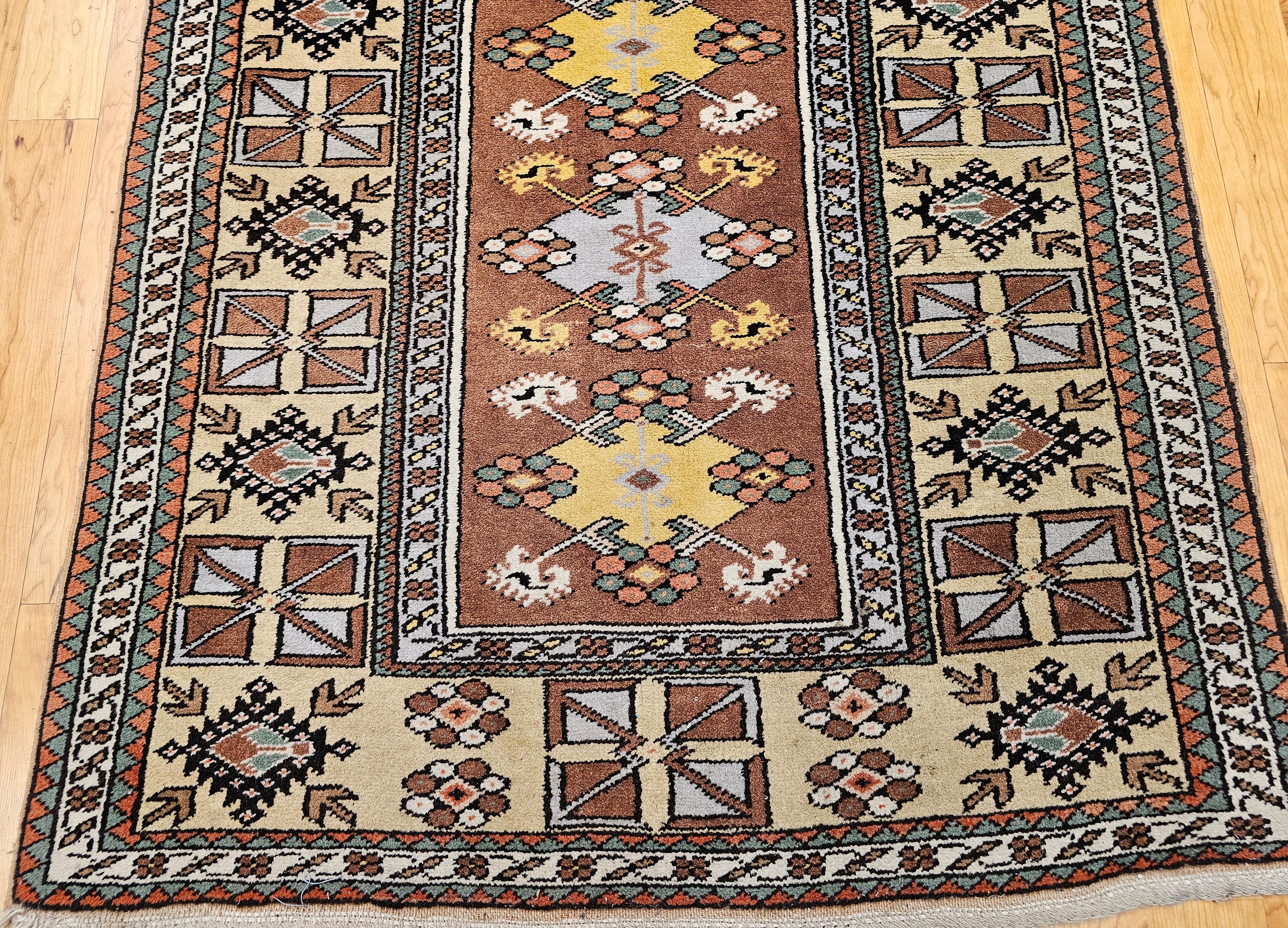 Alfombra turca vintage Melas Prayer en marrón chocolate, amarillo mantequilla y marfil en Bueno estado para la venta en Barrington, IL