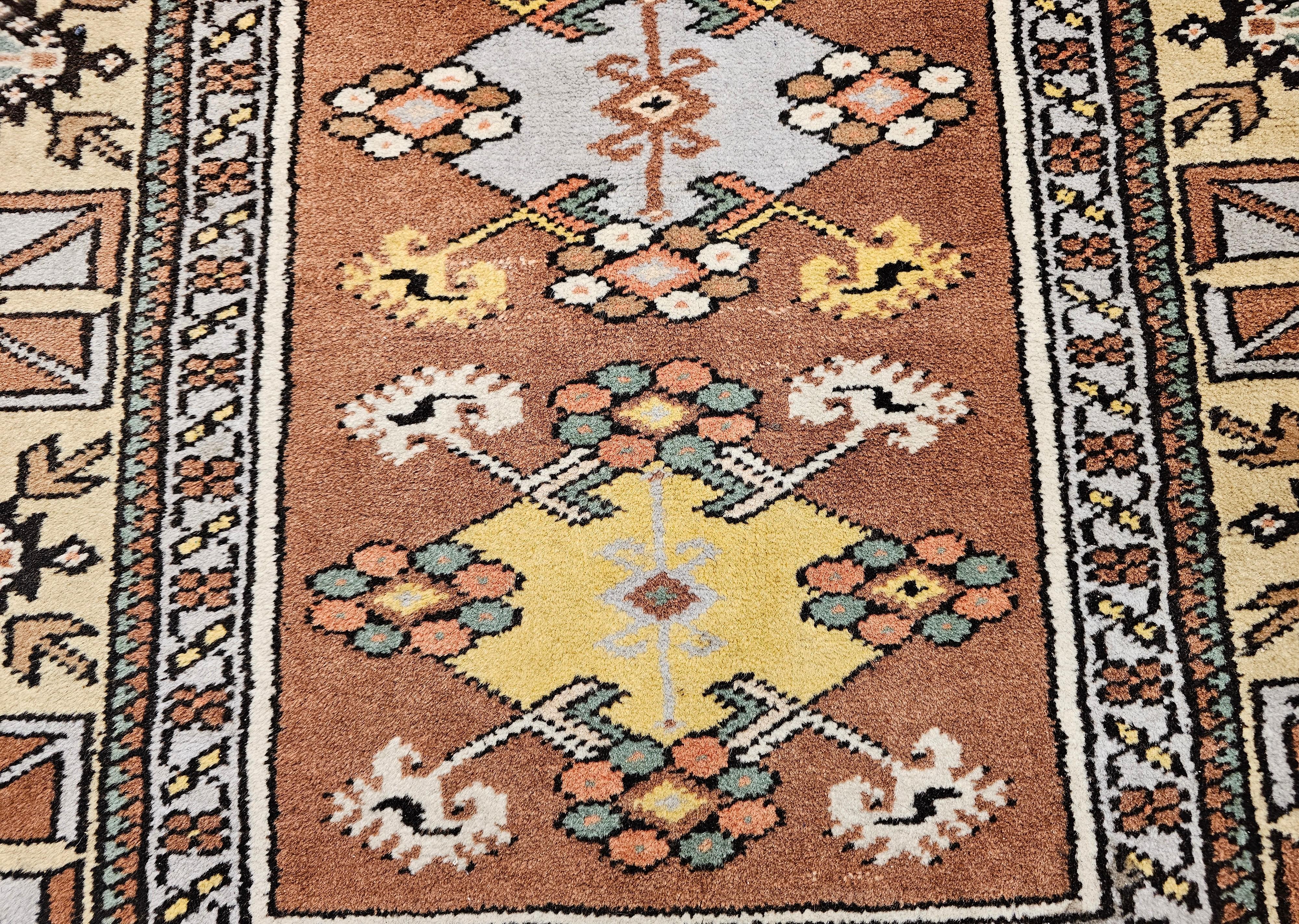Alfombra turca vintage Melas Prayer en marrón chocolate, amarillo mantequilla y marfil en venta 1