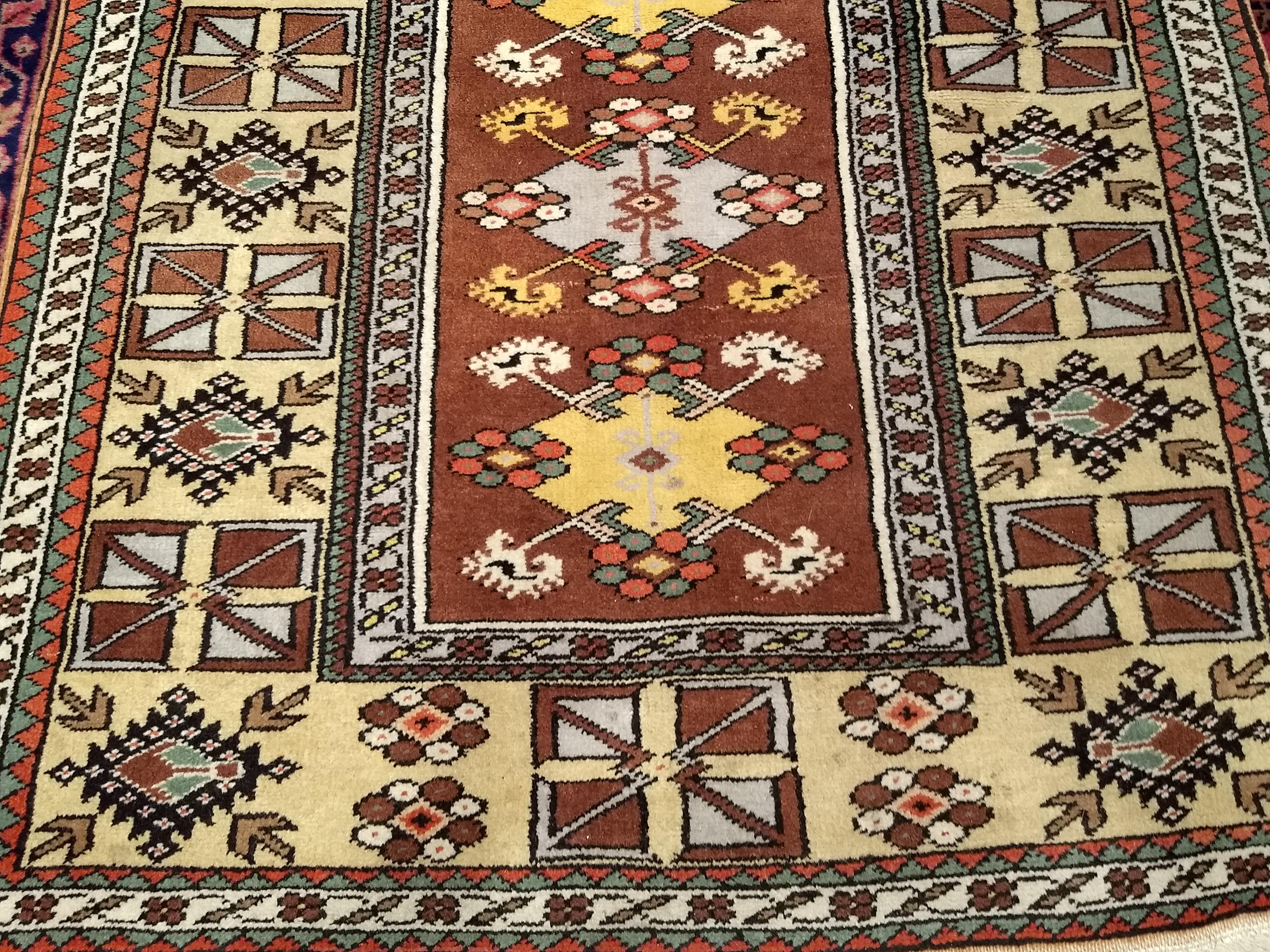 Alfombra turca vintage Melas Prayer en marrón chocolate, amarillo mantequilla y marfil en venta 2