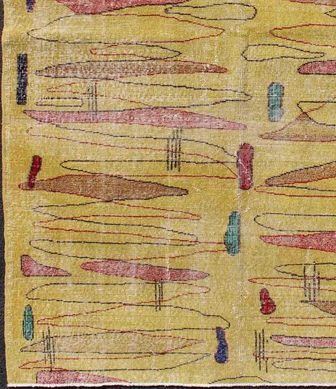 Dieses schöne türkische Mid-Century Modern Designstück aus den 1960er Jahren hat einen gelben Hintergrund mit einem einzigartigen, geätzten, mehrfarbigen Muster und eignet sich gut für jedes moderne Zimmer oder moderne Interieurs.

Vintage Turkish