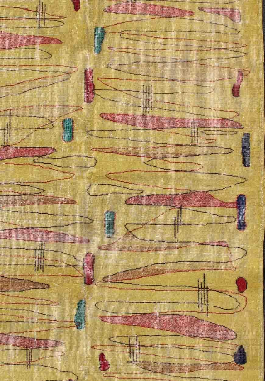 Türkischer Mid-Century-Modern-Teppich in gelber Farbe und modernem Design (Handgeknüpft) im Angebot