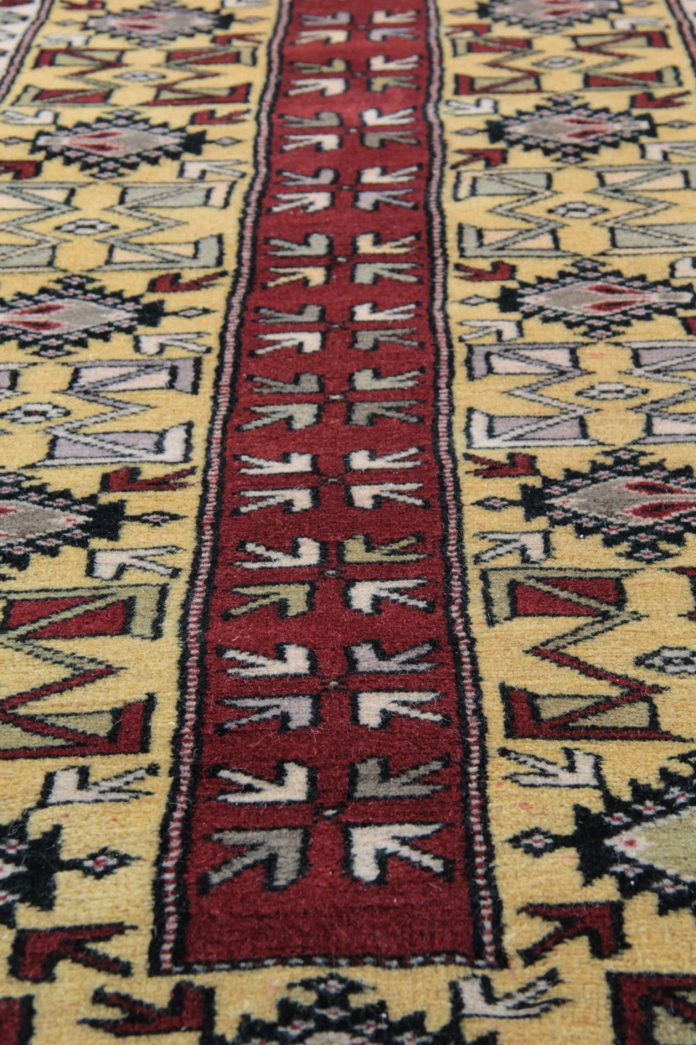 Türkischer Milas-Läufer, geometrischer Vintage-Läufer, roter Teppich, Wollteppich (20. Jahrhundert) im Angebot