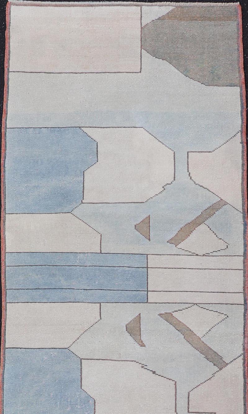 Moderno Runner turco moderno d'epoca in stile Art Deco con morbide tonalità pastello 2'7 x 11'1 in vendita