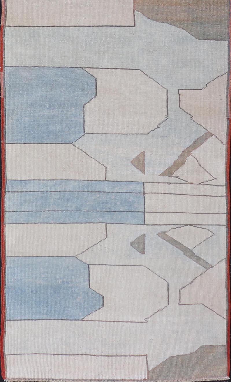 Annodato a mano Runner turco moderno d'epoca in stile Art Deco con morbide tonalità pastello 2'7 x 11'1 in vendita
