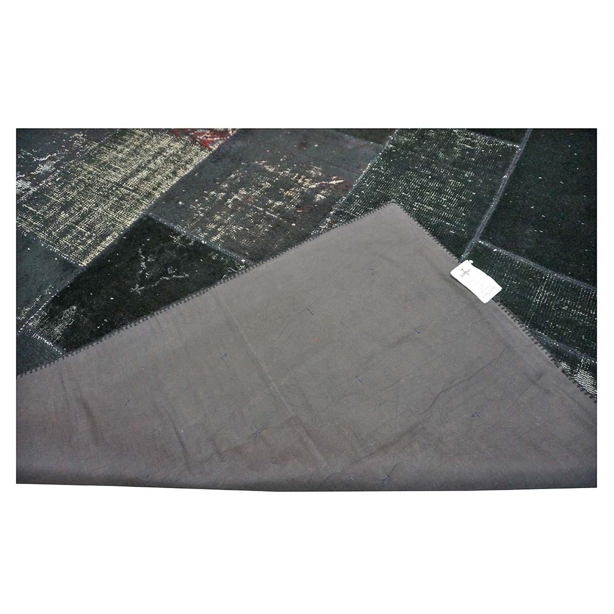 Türkischer moderner Patchwork-Teppich im Vintage-Stil 10x13 in Schwarz, handgefertigt, im Used-Look im Angebot 1