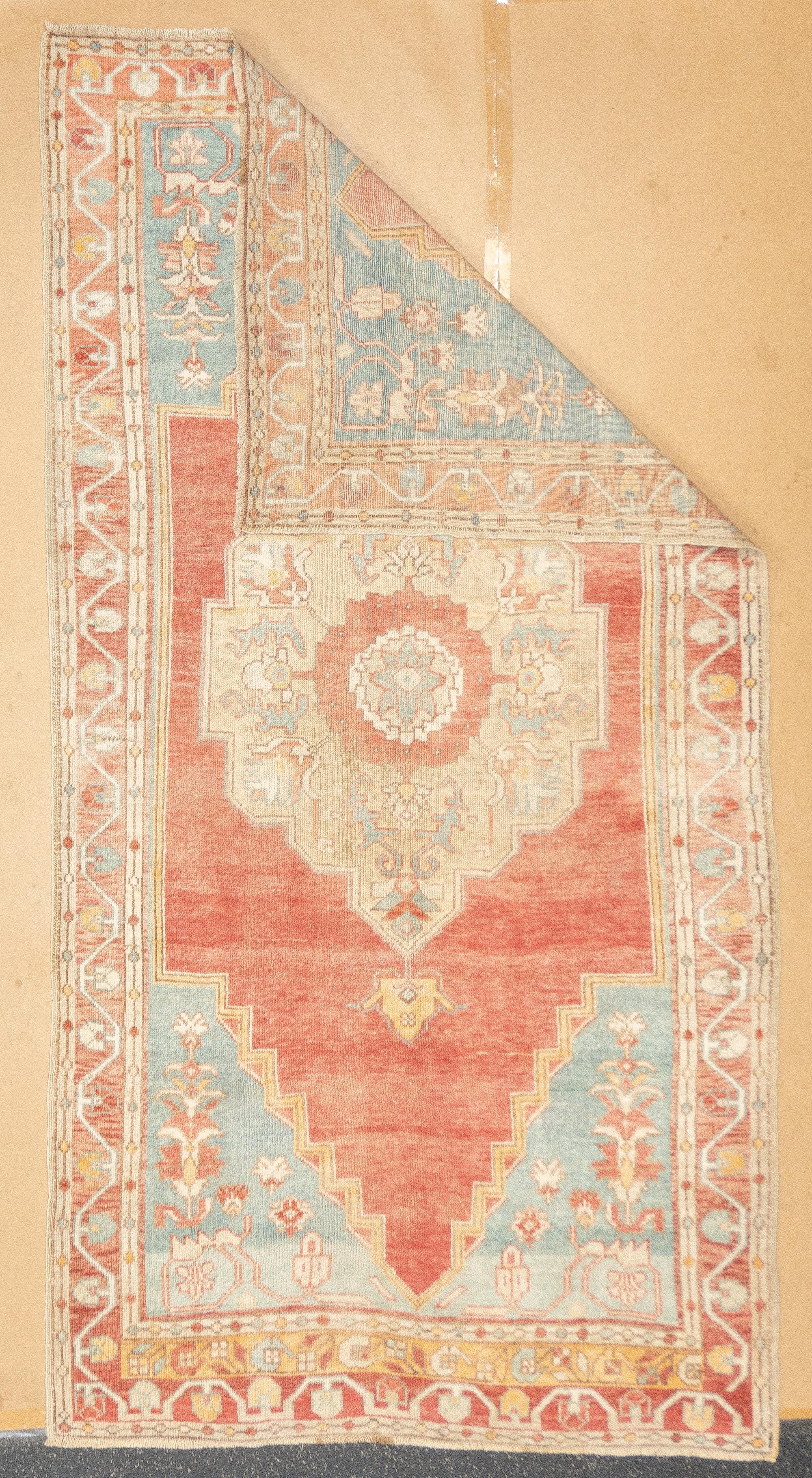 Vintage Turkish Modern Rug 4'8'' x 8'4''. Teppiche, Streuteppiche, Läufer, lange Teppiche und Taschen aus den Townes, Dörfern und Stämmen Anatoliens, darunter: Oushak, Ghiordes, Kula, Ladik, Hereke, Konya, Melas, Bergama, Sivas, Kayseri und Yuruk.