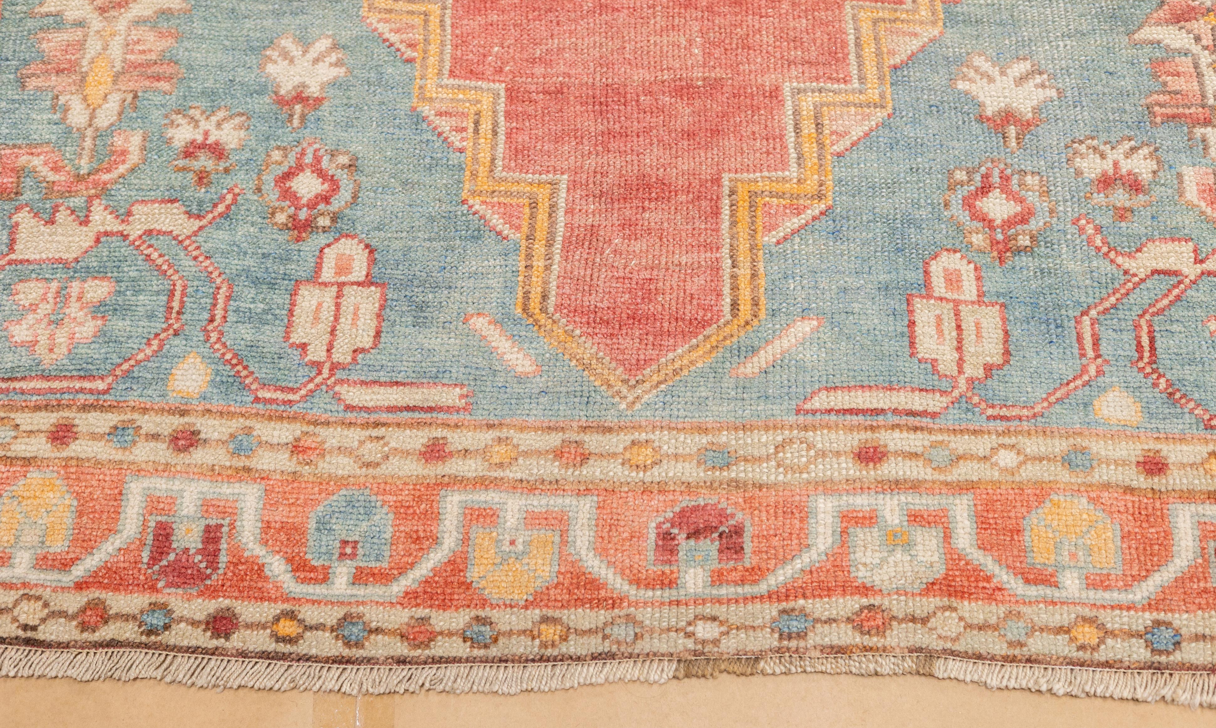 Türkischer moderner Vintage-Teppich 4'8'' x 8'4'' (20. Jahrhundert) im Angebot