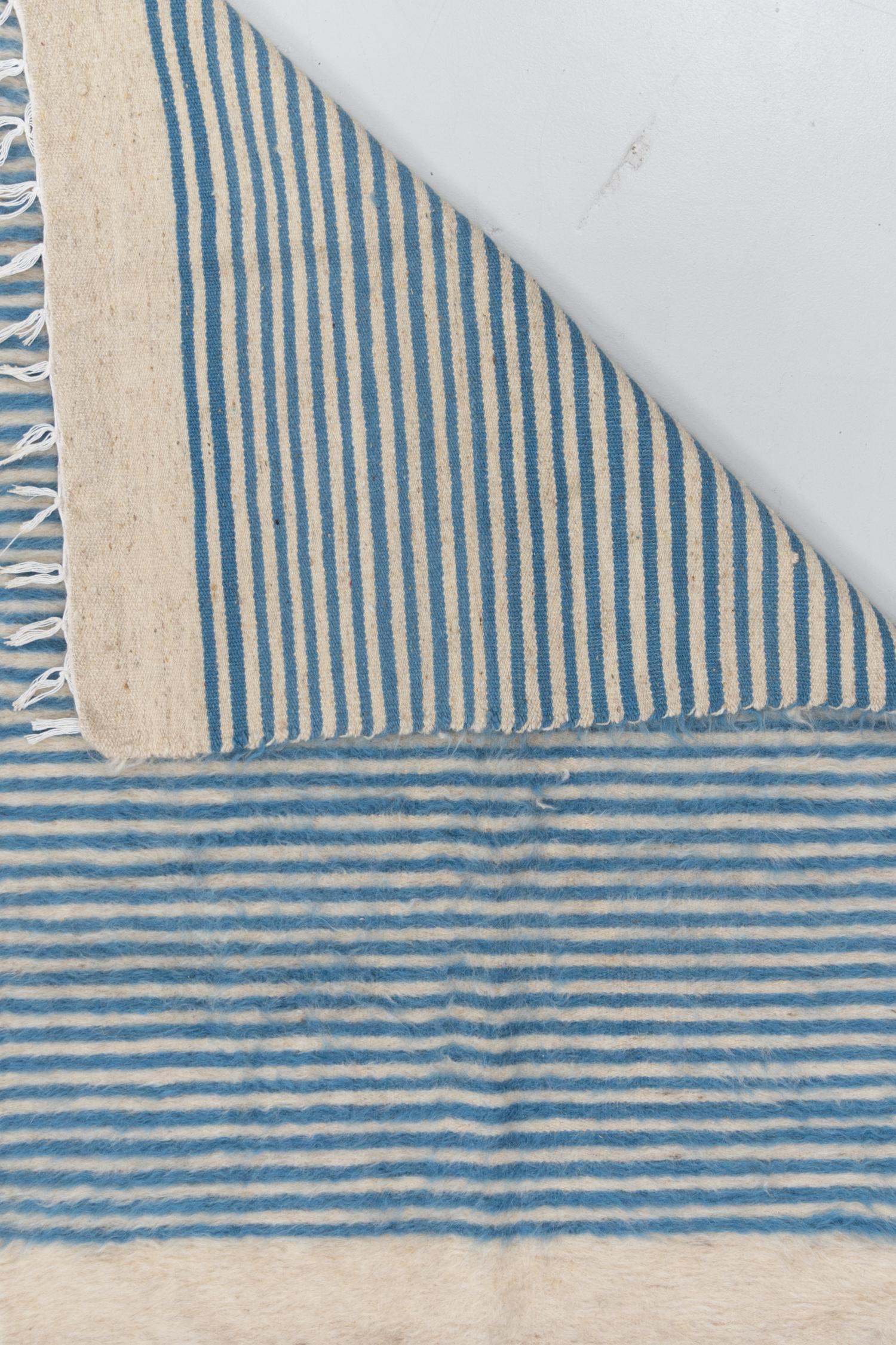 Vintage-Mohairteppich in einzigartigem Blau.

Anleitung zum Tragen: 2

Abnutzungserscheinungen:
Vintage- und antike Teppiche sind von Natur aus gebraucht und können Spuren ihrer Vergangenheit aufweisen. Vintage-Teppiche weisen unterschiedliche