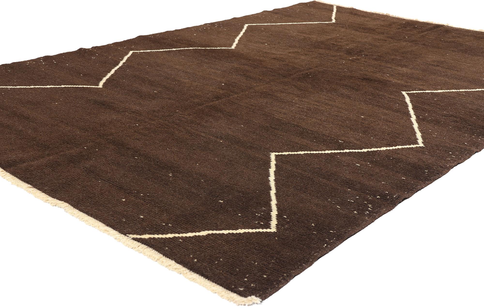 77683 Tapis marocain turc Vintage Brown, 05'06 x 07'10. Les tapis turco-marocains sont un mélange des traditions de fabrication des tapis turcs et marocains, avec des motifs géométriques et tribaux, des teintures naturelles et une construction en