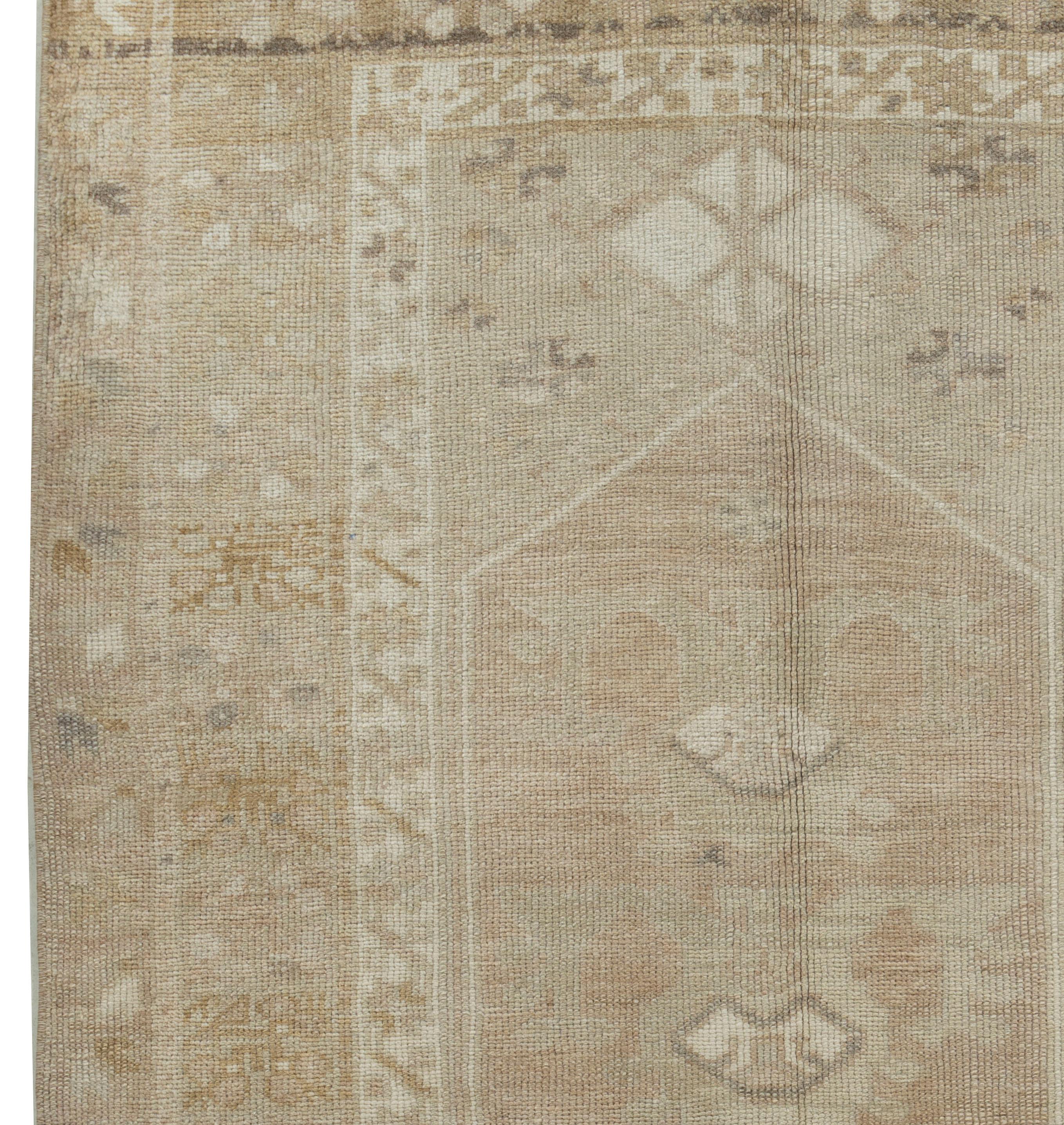 Vintage Turkish Orange Brown Hand Knotted Wool Oushak Area Rug im Angebot 1