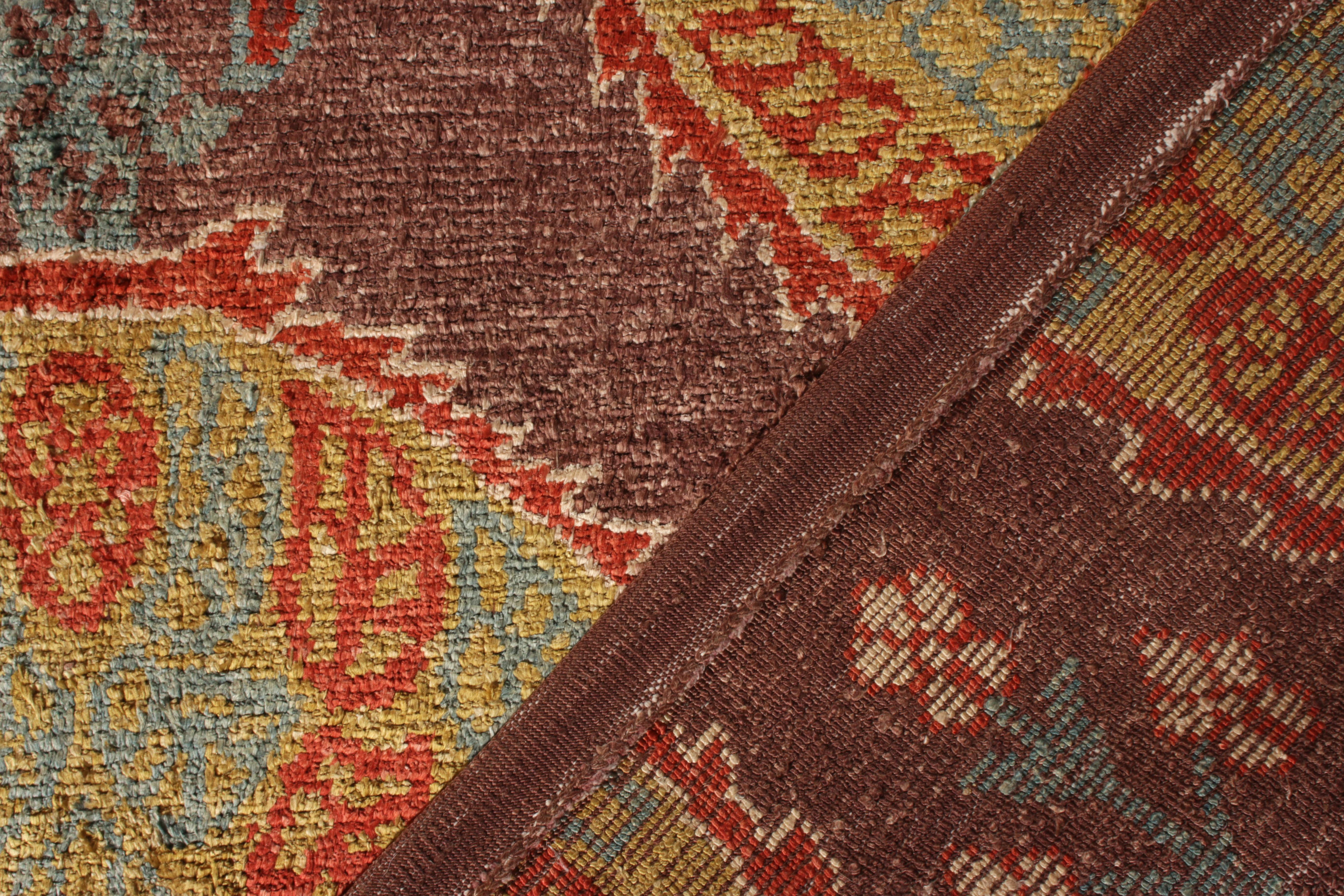 Türkischer osmanischer Teppich im Vintage-Stil mit lila, rotem, goldenem Blumenmuster von Teppich & Kelim im Zustand „Gut“ im Angebot in Long Island City, NY