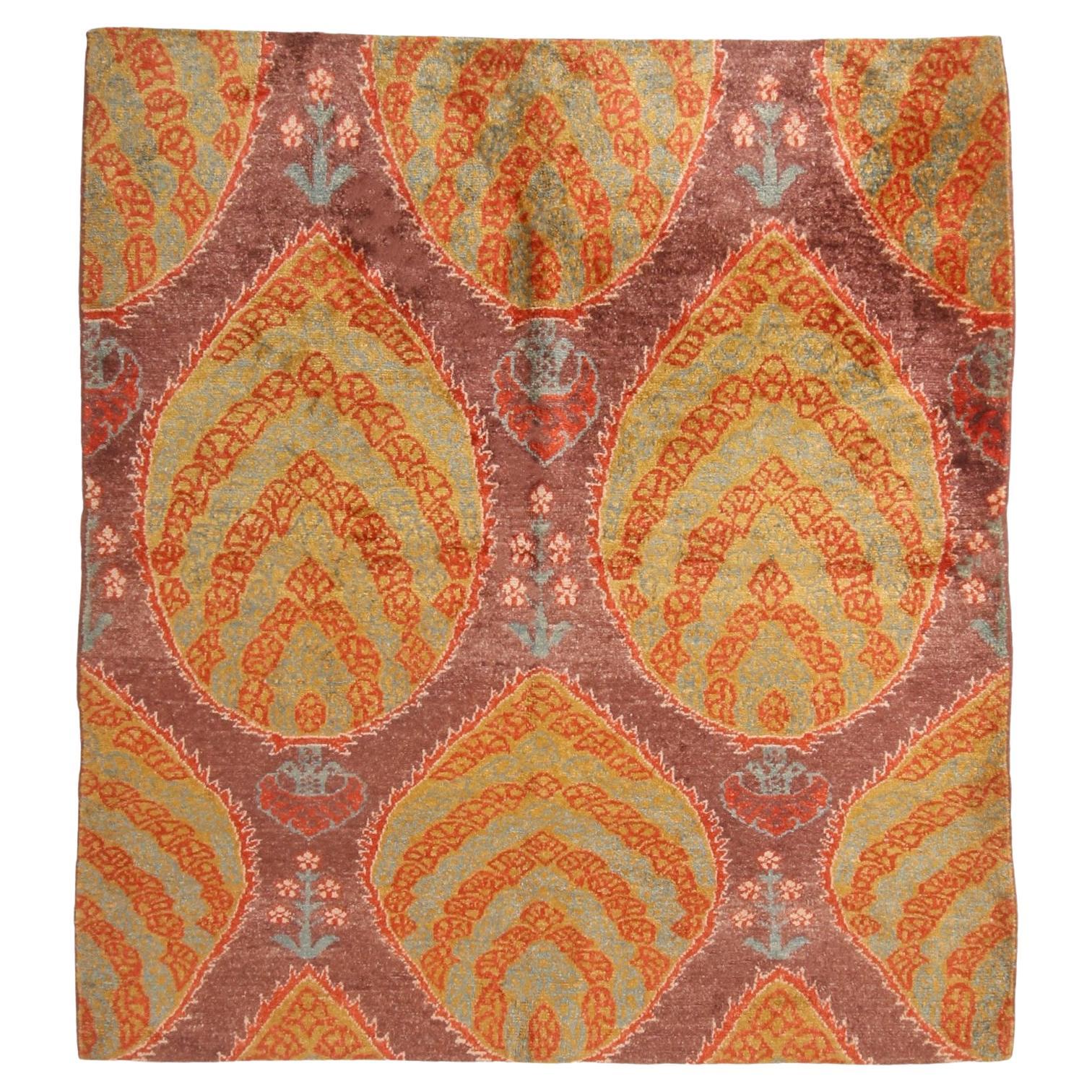 Türkischer osmanischer Teppich im Vintage-Stil mit lila, rotem, goldenem Blumenmuster von Teppich & Kelim im Angebot