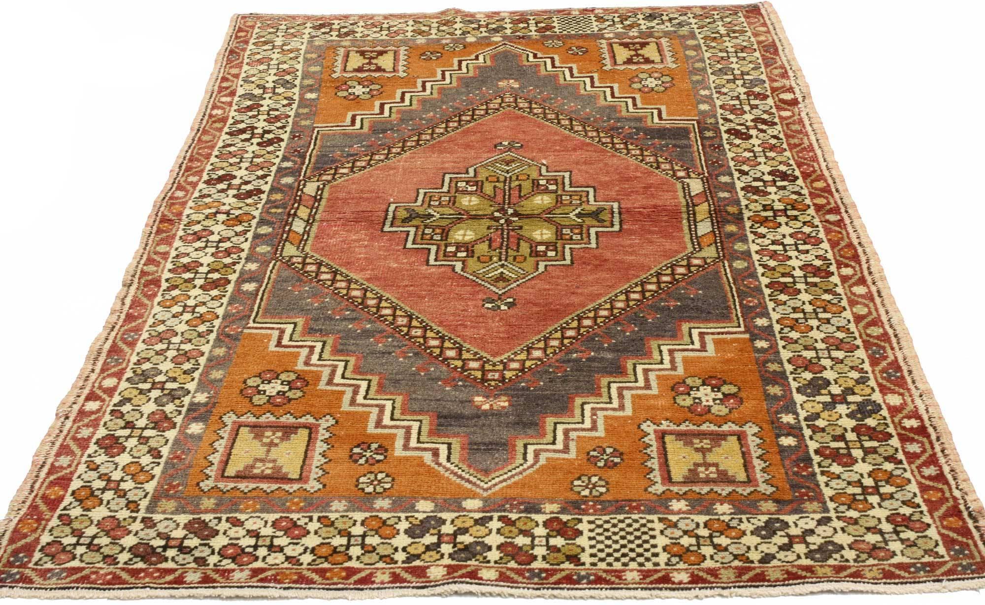 50339, vintage Turkish Oushak accent rug, entry or foyer rug. This hand-knotted wool vintage Turkish Oushak rug features a modern traditional style. Immersed in Anatolian history and refined colors, this vintage Oushak rug combines simplicity with