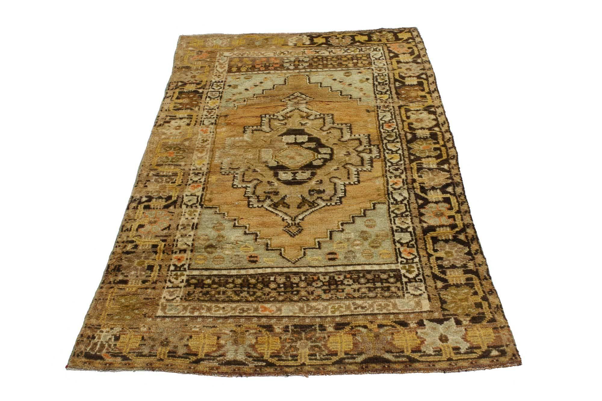 51687, alter türkischer Oushak Akzentteppich, Eingangs- oder Foyerteppich. Dieser alte türkische Oushak-Teppich zeichnet sich durch einen modernen traditionellen Stil aus. Mit seiner anatolischen Geschichte und den raffinierten Farben verbindet