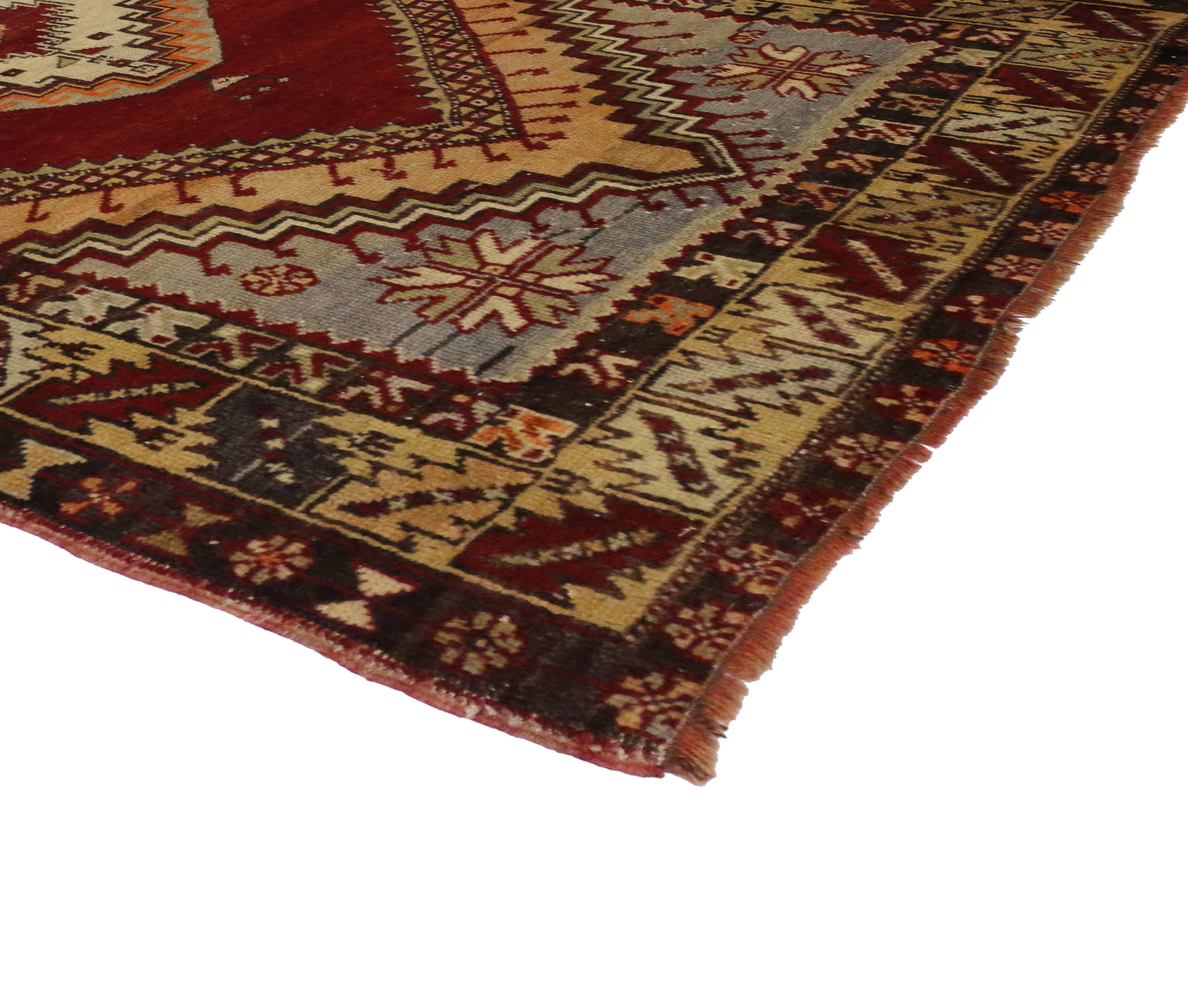 51390, vintage Turkish Oushak Accent rug, entry or foyer rug. This vintage Turkish Oushak rug features a modern traditional style. Immersed in Anatolian history and refined colors, this vintage Oushak rug combines simplicity with sophistication.