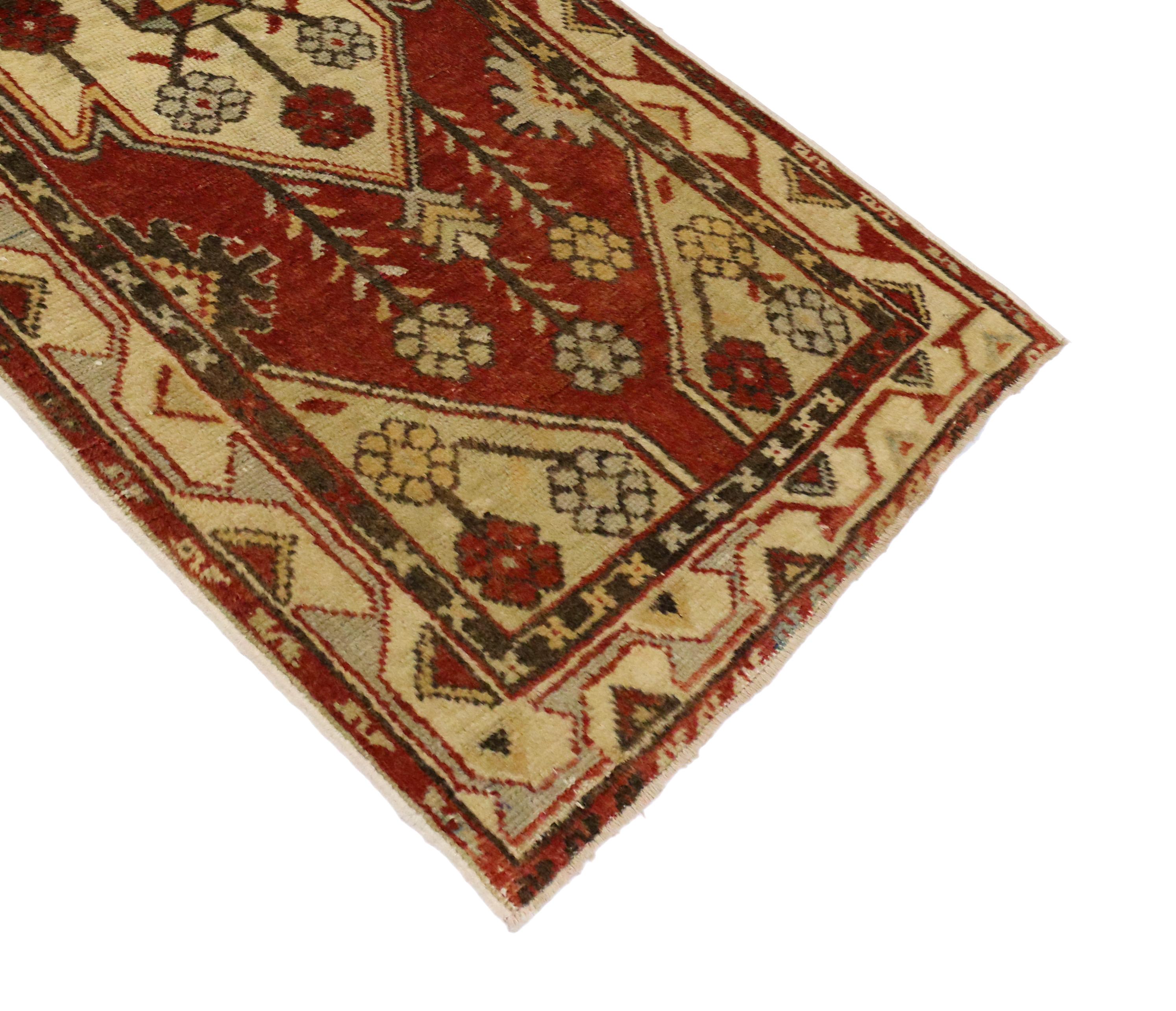 51458, vintage Turkish Oushak Accent rug, entry or foyer rug. This vintage Turkish Oushak rug features a modern traditional style. Immersed in Anatolian history and refined colors, this vintage Oushak rug combines simplicity with sophistication.