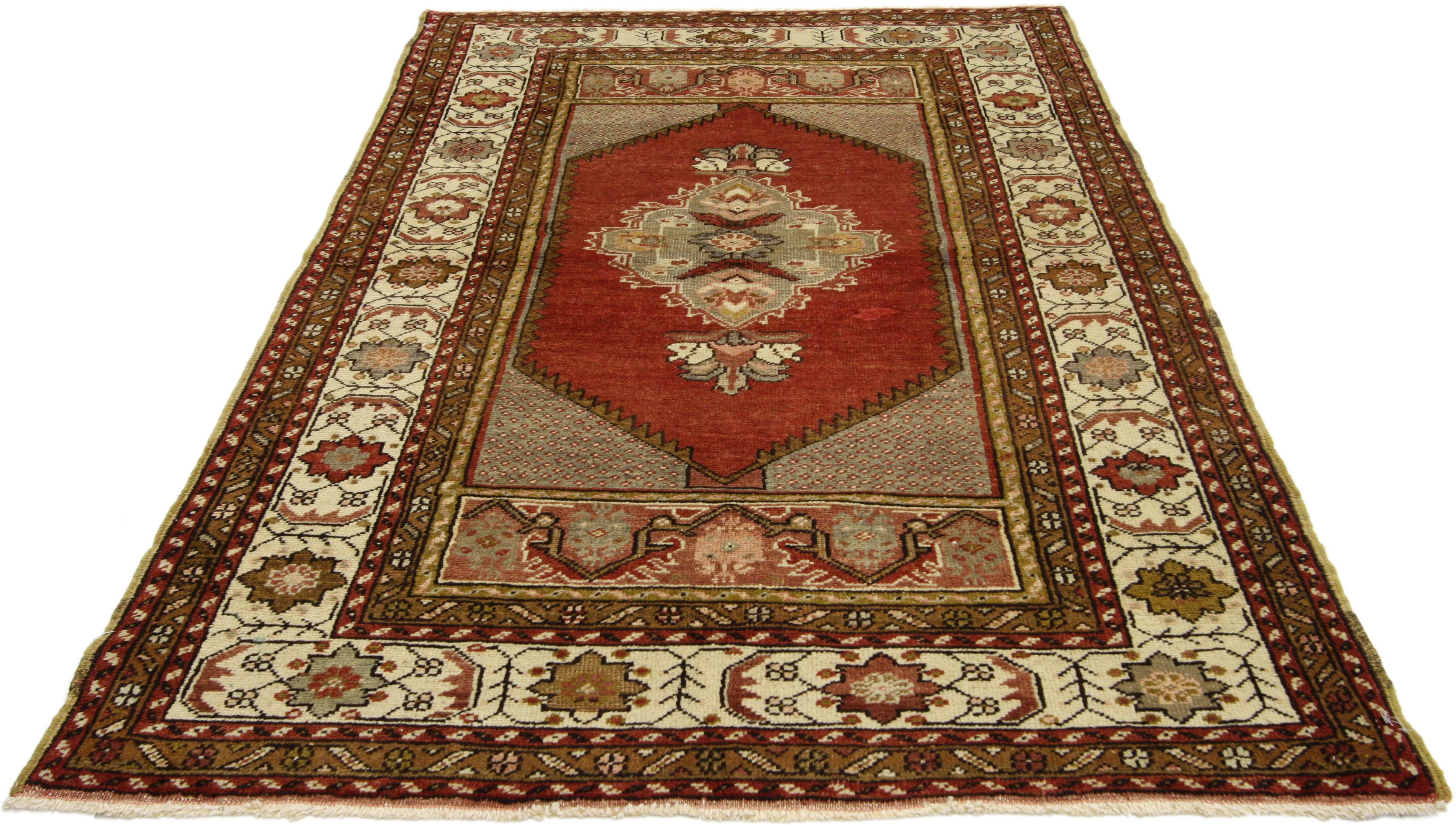73840, türkischer Akzentteppich aus Oushak, Eingangsteppich oder Foyerteppich. Dieser handgeknüpfte türkische Oushak-Teppich aus Wolle zeichnet sich durch ein Medaillon in der Mitte aus, das mit blühenden Endstücken in einem scharlachroten Feld