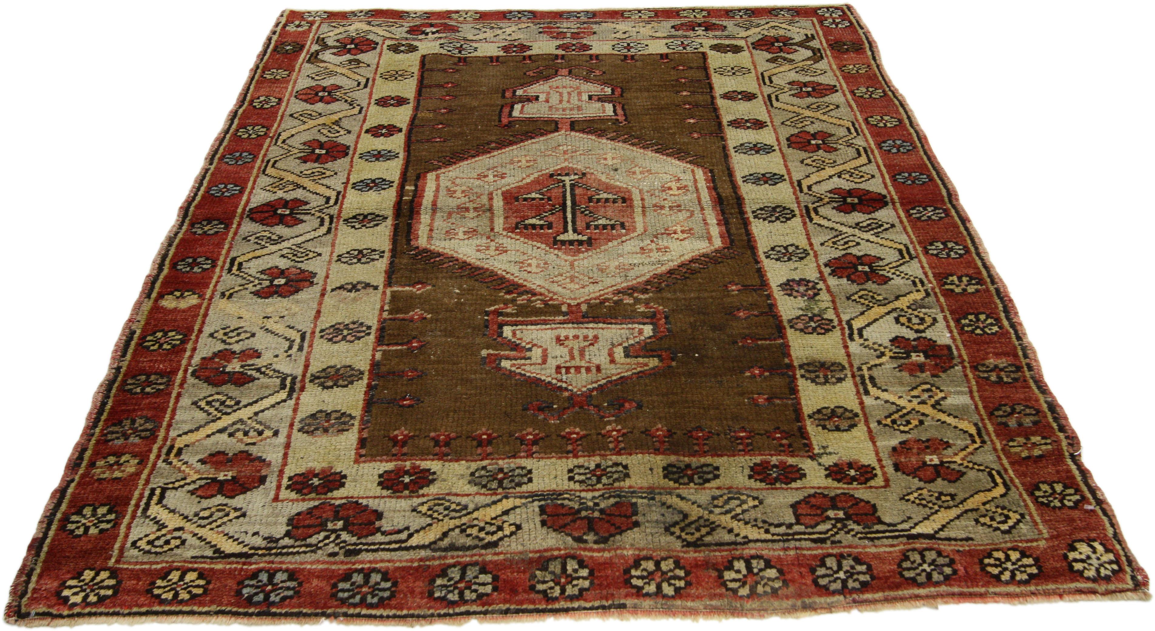 73884, tapis d'accentuation turc vintage Oushak, tapis d'entrée ou de foyer. Ce tapis turc Oushak vintage présente un style moderne et traditionnel. Imprégné de l'histoire de l'Anatolie et de couleurs raffinées, ce tapis Oushak vintage allie