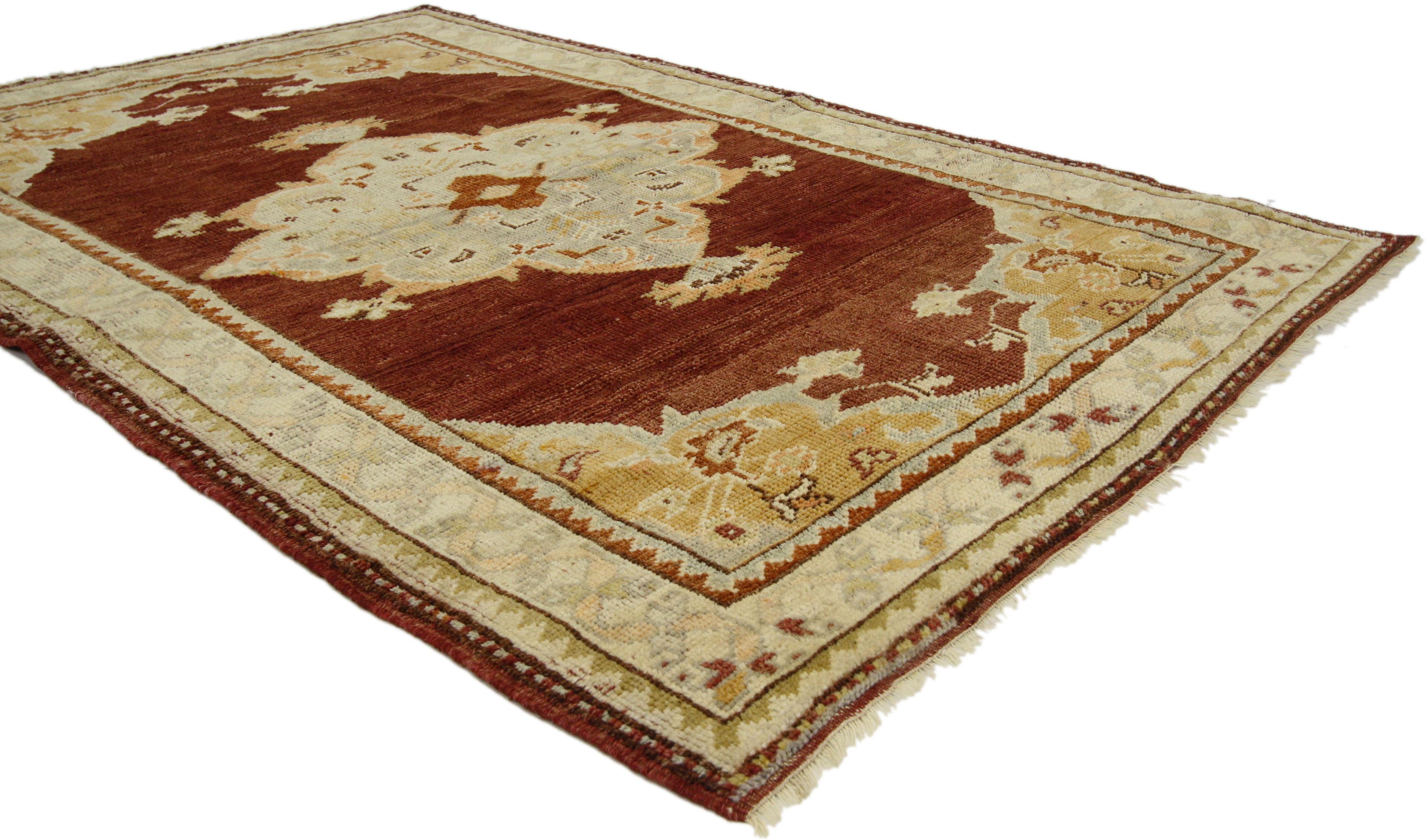 73935, vintage türkischer Oushak Akzentteppich, Eingangs- oder Foyerteppich. Dieser alte türkische Oushak-Teppich zeichnet sich durch einen modernen, traditionellen Stil aus. Mit seiner anatolischen Geschichte und den raffinierten Farben verbindet