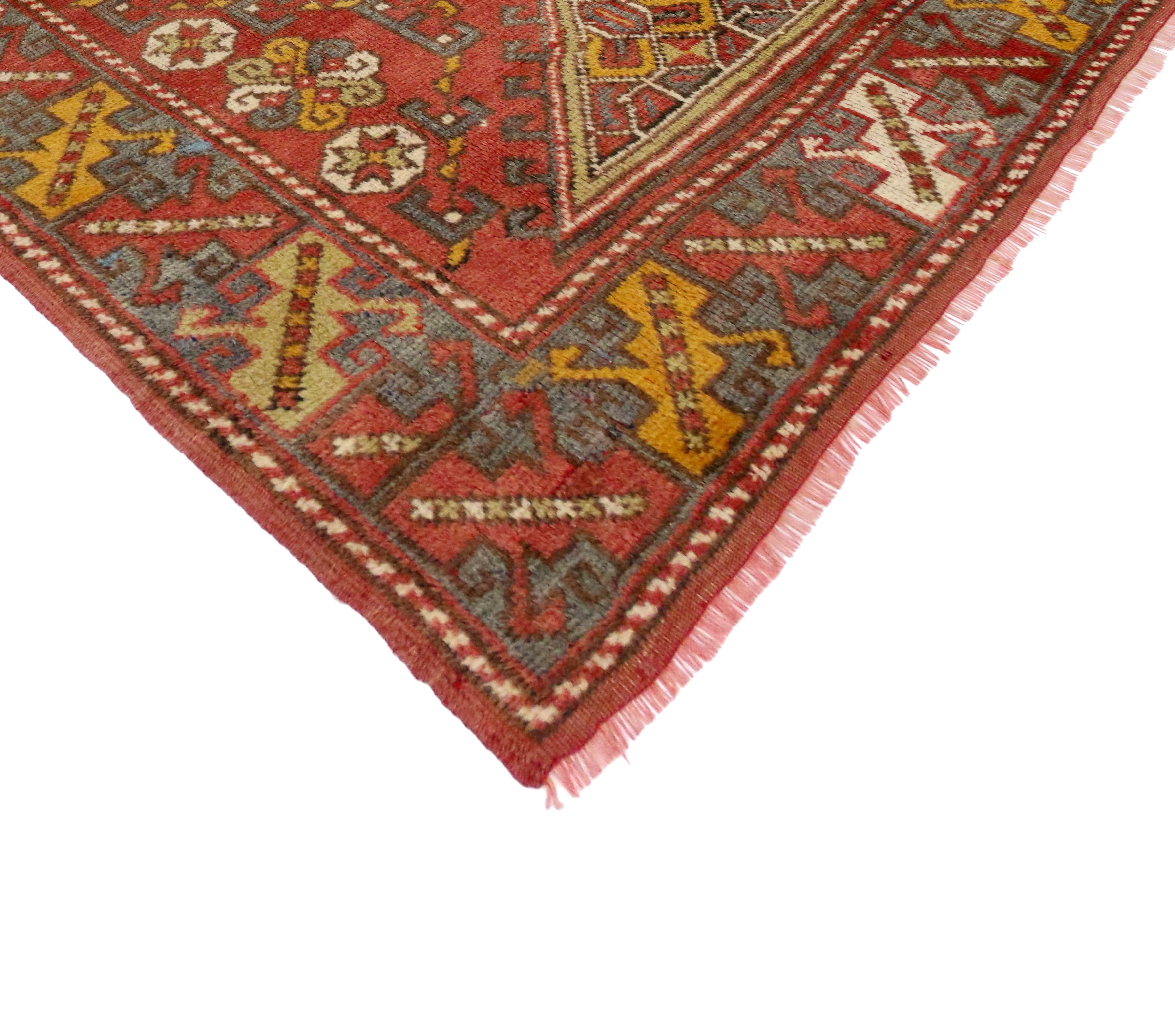 51213, vintage Turkish Oushak Accent rug, entry or foyer rug. This vintage Turkish Oushak rug features a modern traditional style. Immersed in Anatolian history and refined colors, this vintage Oushak rug combines simplicity with sophistication.