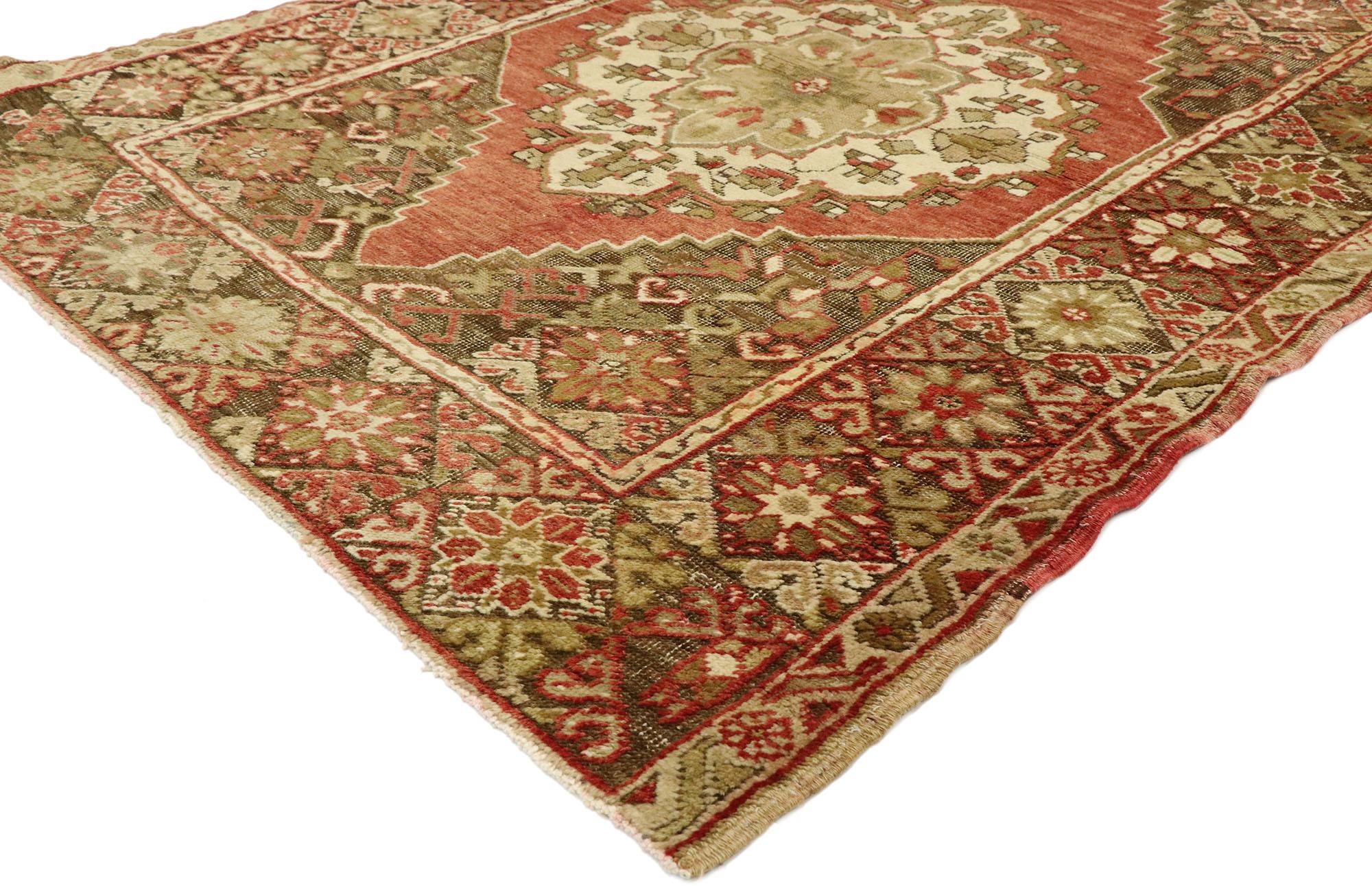 51562, tapis d'accent vintage turc Oushak, tapis d'entrée ou de foyer. Ce tapis turc vintage Oushak présente un style moderne et traditionnel. Imprégné de l'histoire de l'Anatolie et de couleurs raffinées, ce tapis vintage Oushak allie simplicité et